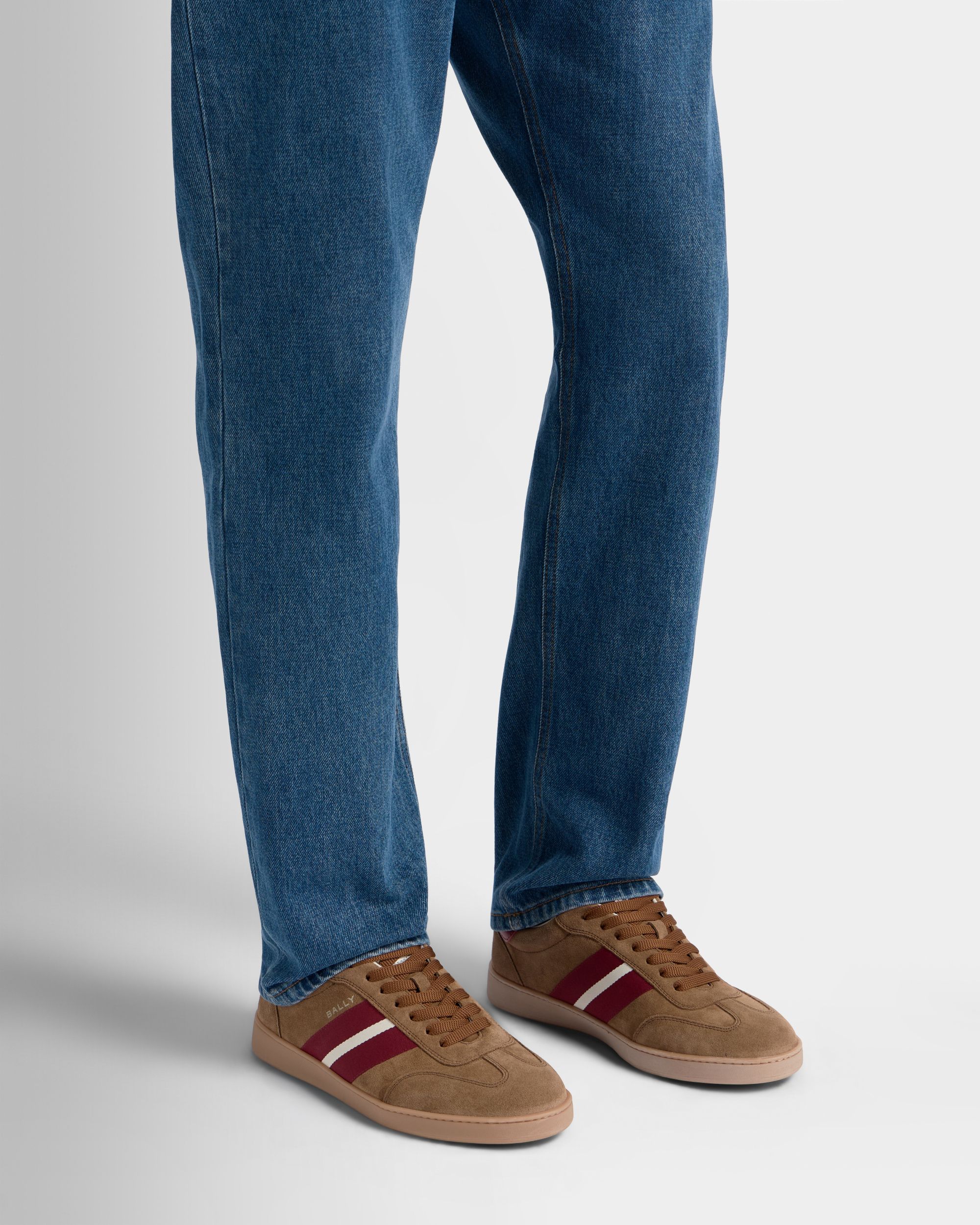 Sneaker Retro Crest aus Veloursleder in Beige und Leder in Rot