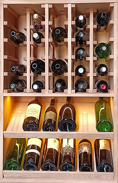 Meuble Range Bouteille de vin Série Godello en Pin Clair 42 magnums avec tablettes et LED
