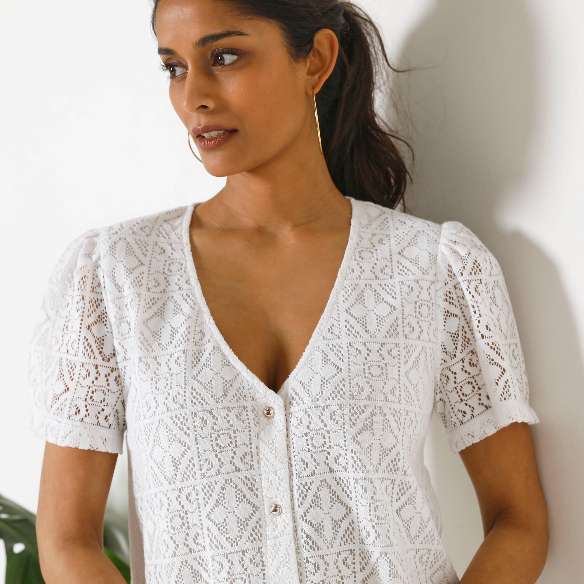 Robe courte boutonnée en dentelle, manches courtes