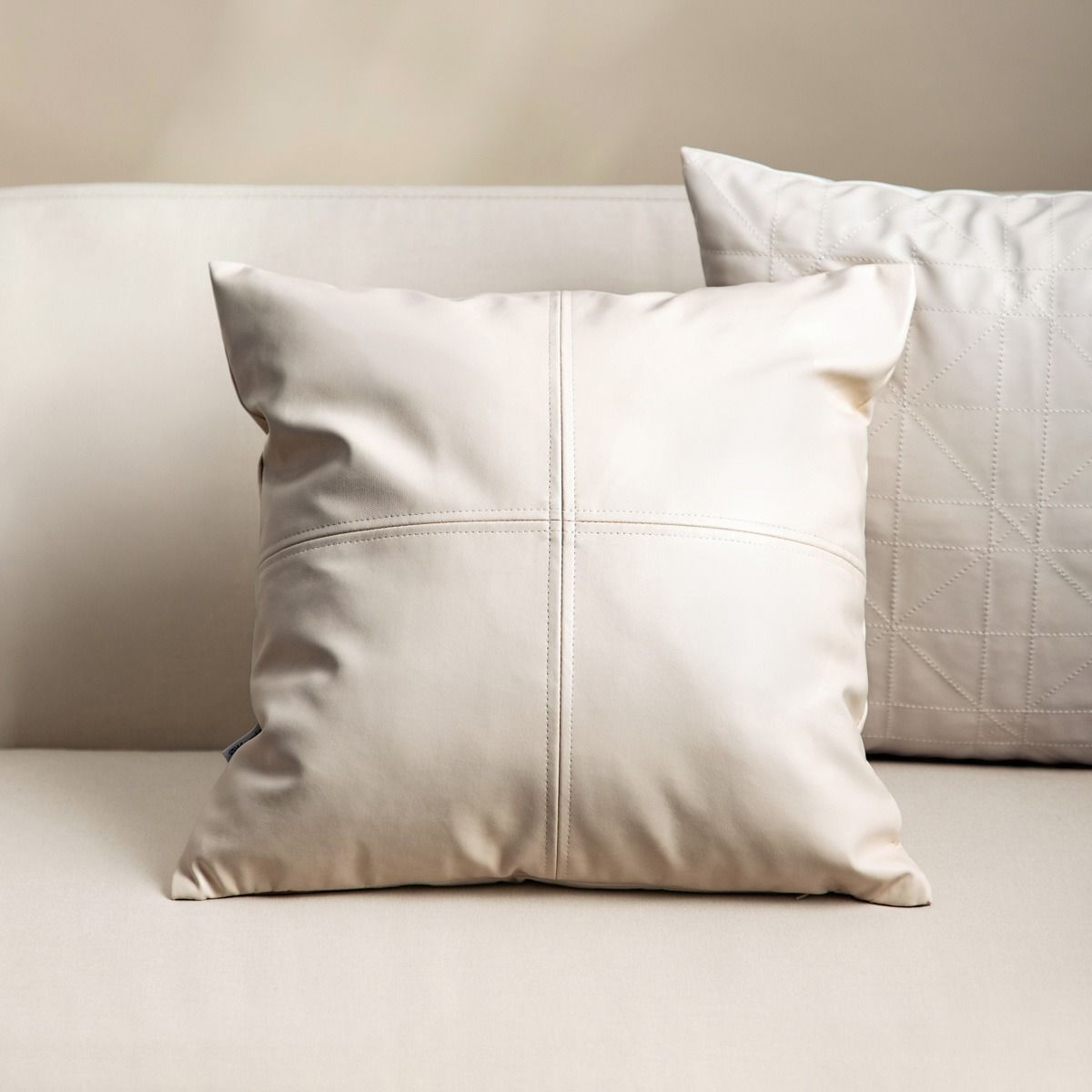 Poszewka IRVINE z ekoskóry z ozdobnym przeszyciem 45x45cm