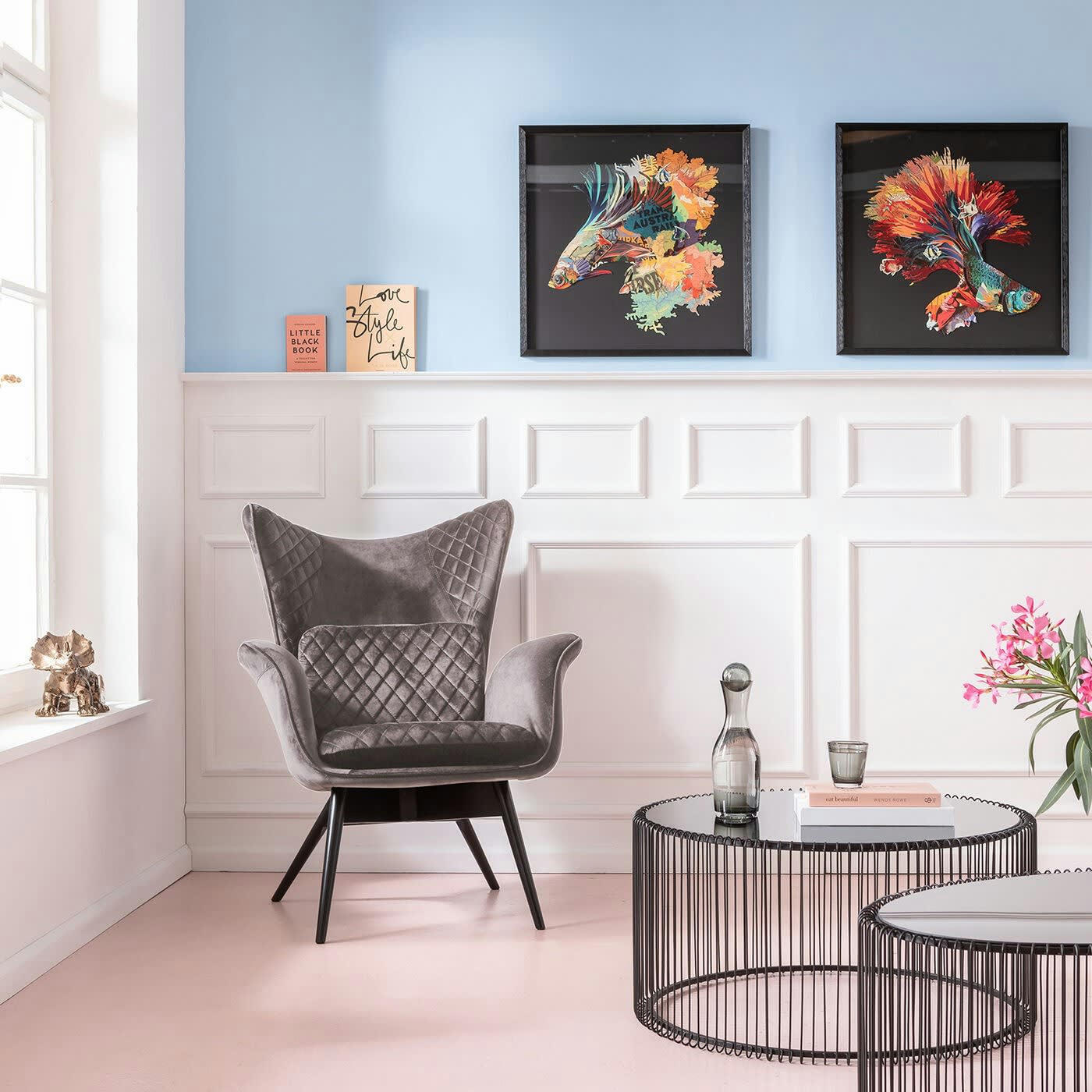 TUDOR - Fauteuil en velours gris et hêtre laqué