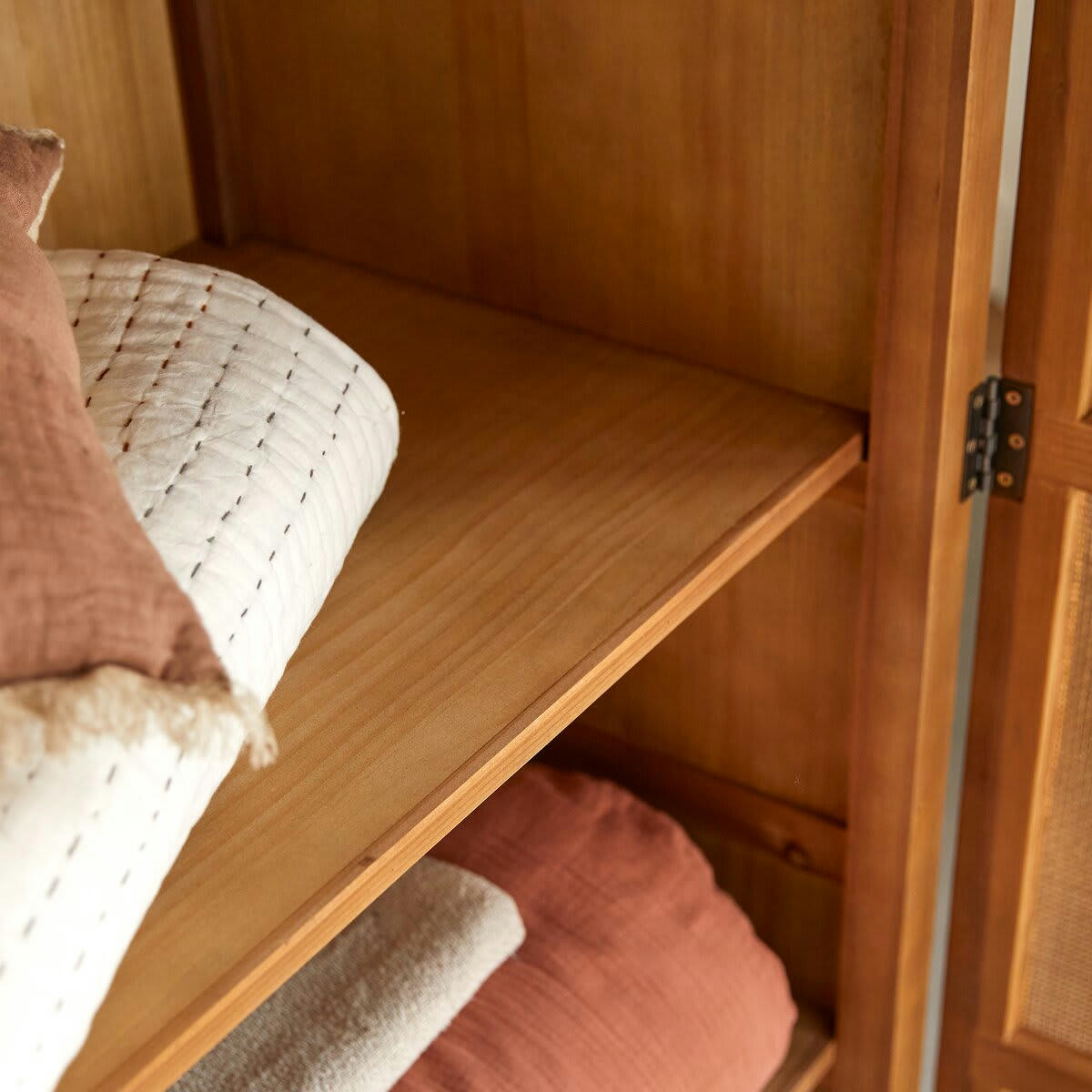 NINON - Armoire de rangement en pin et cannage