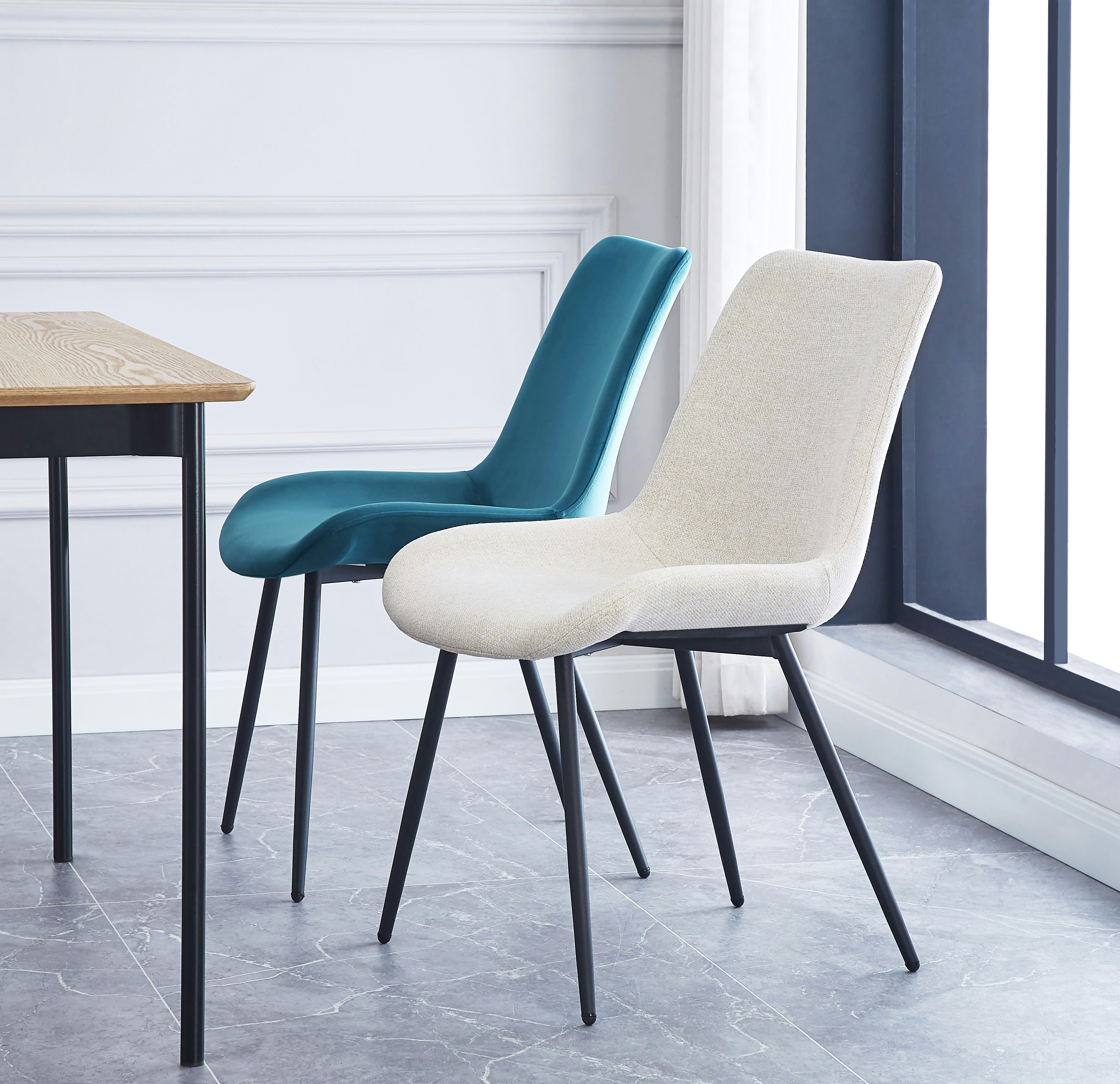 - Lot de 2 chaises en métal et tissu beige