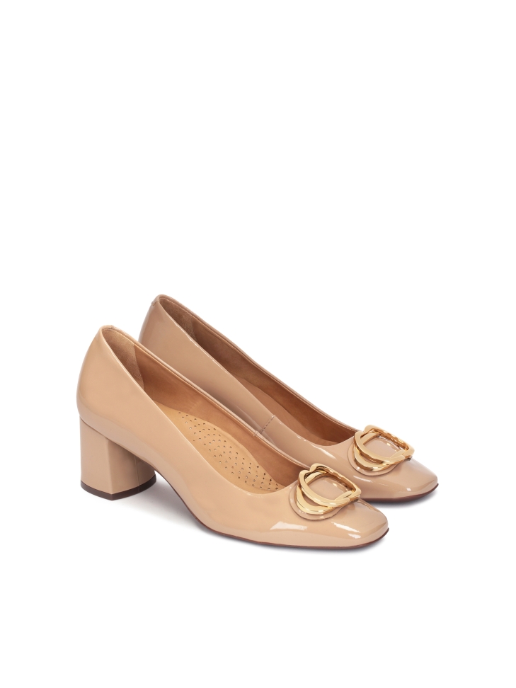 Patent leather beige pumps with a sturdy heel
