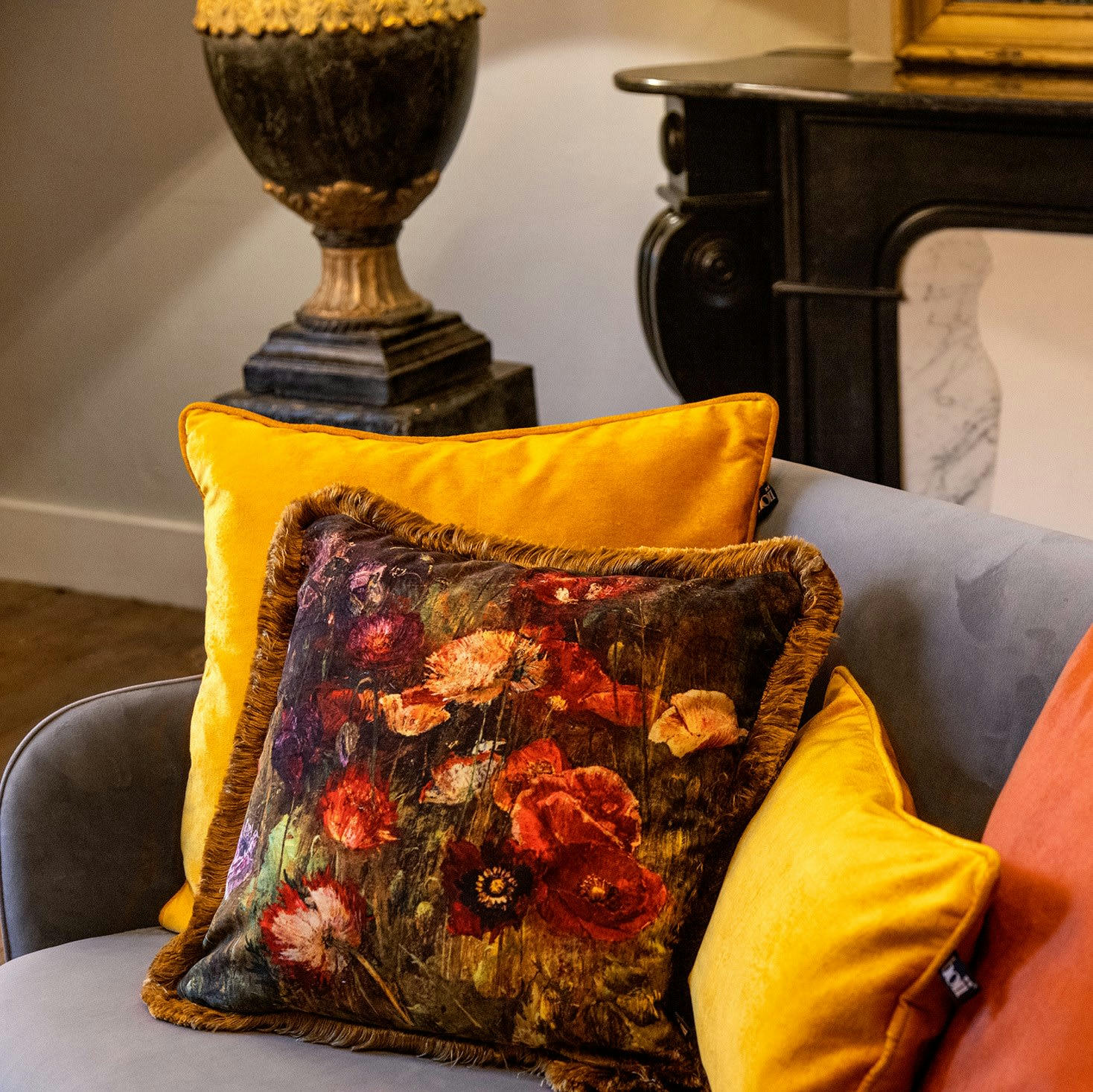 - Coussin marron unique 45x45 cm avec motif fleuri