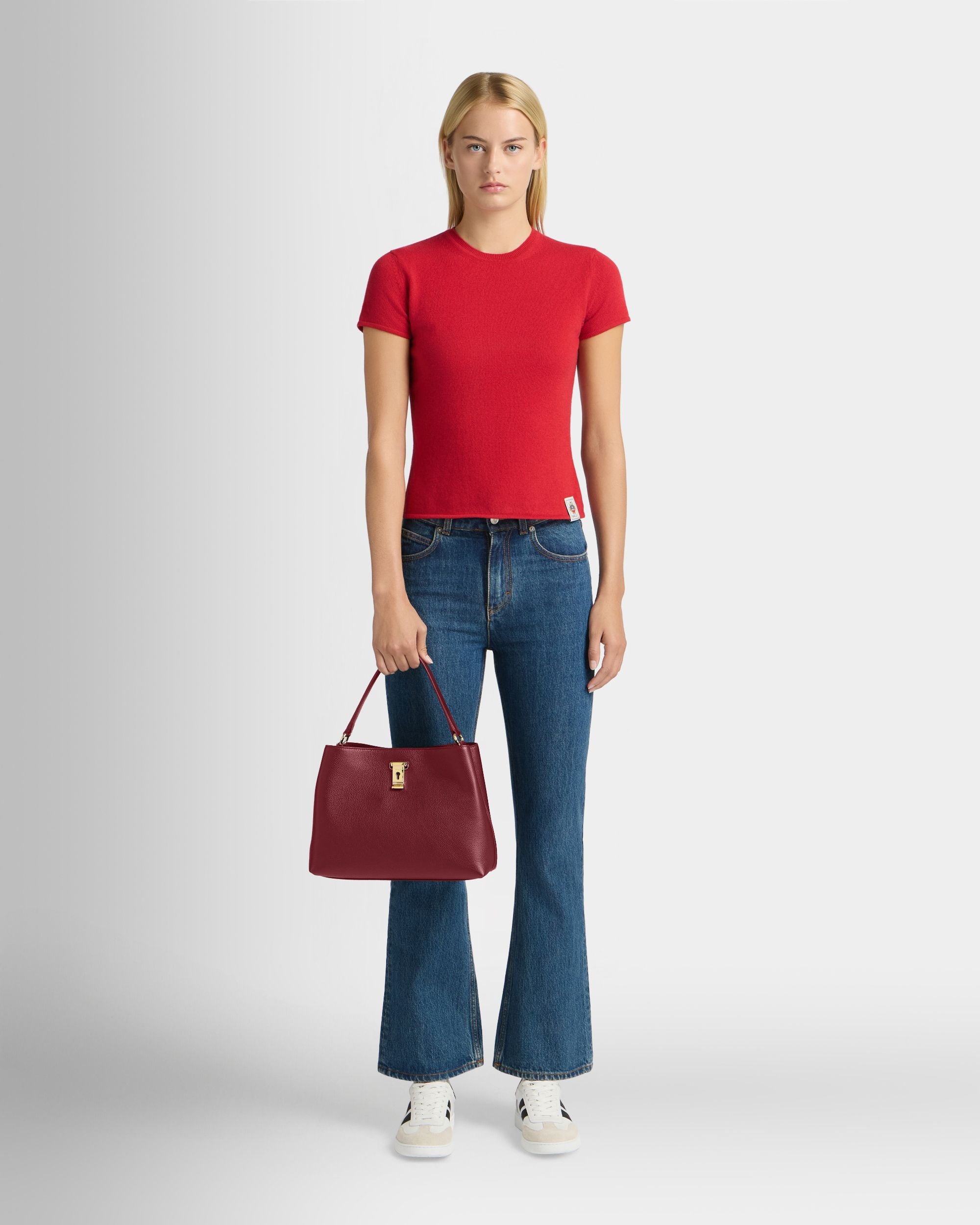 Henkeltasche Lock Me aus genarbtem Leder in Ruby Red
