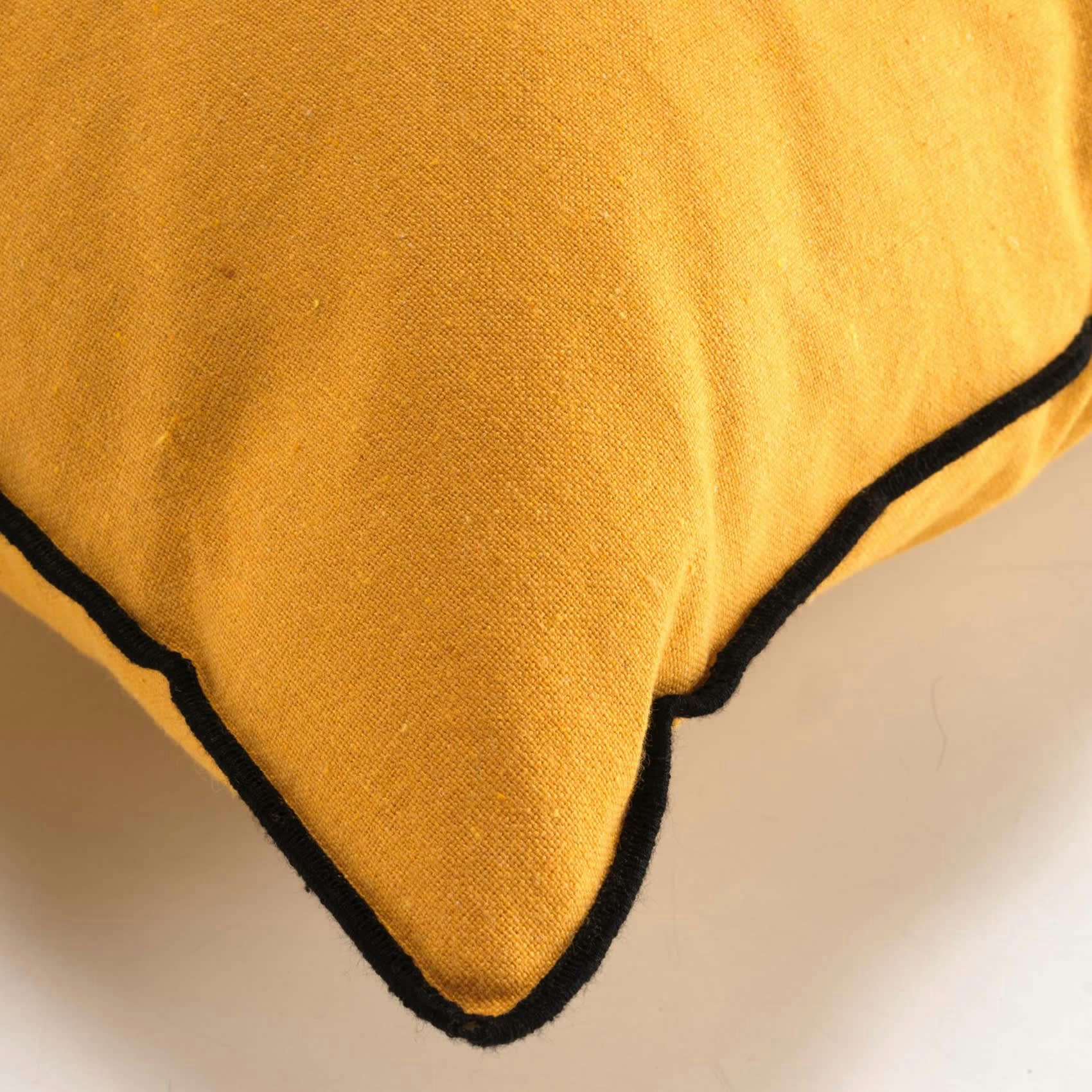 - Coussin avec surjet en coton recyclé jaune moutarde 50x50 cm