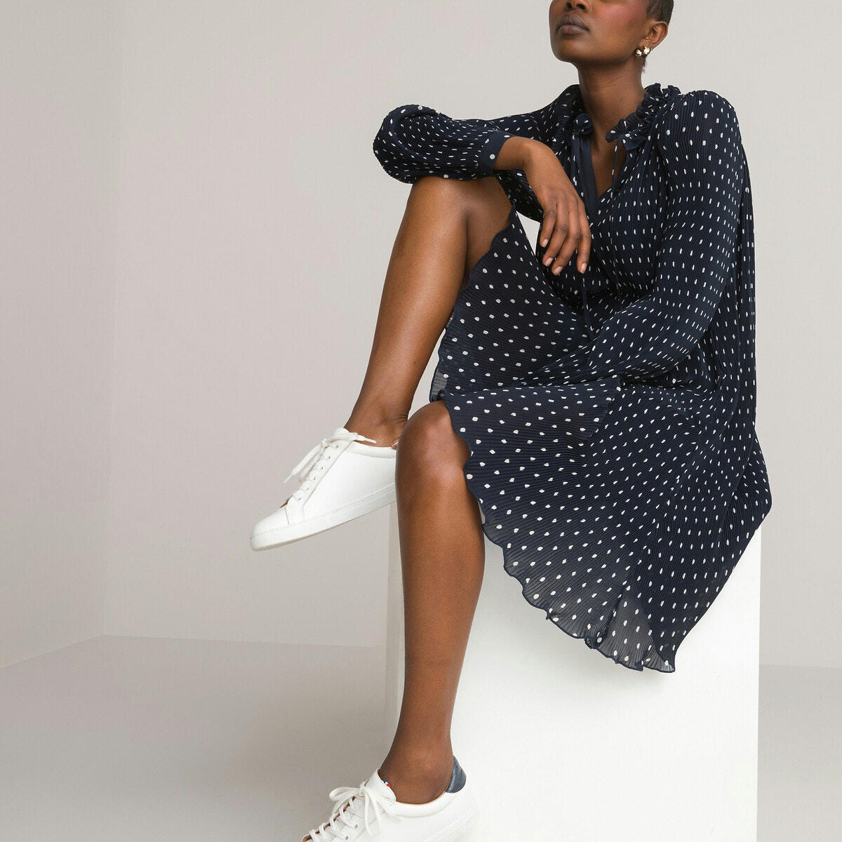 Robe plissée col montant manches longues à pois
