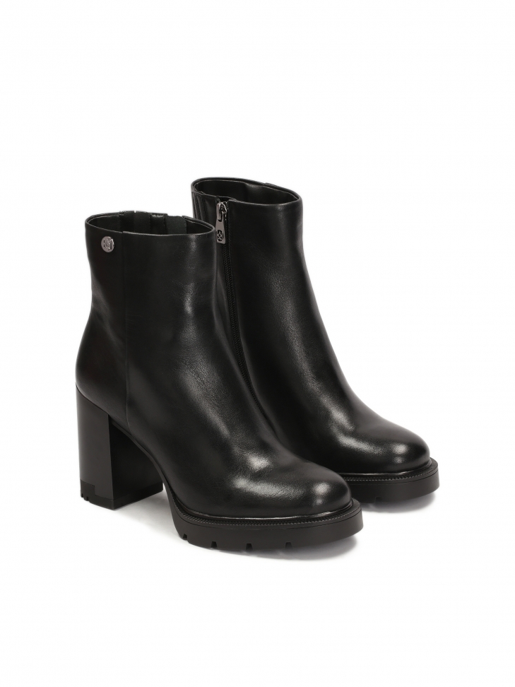 Zipper boots with wide heels