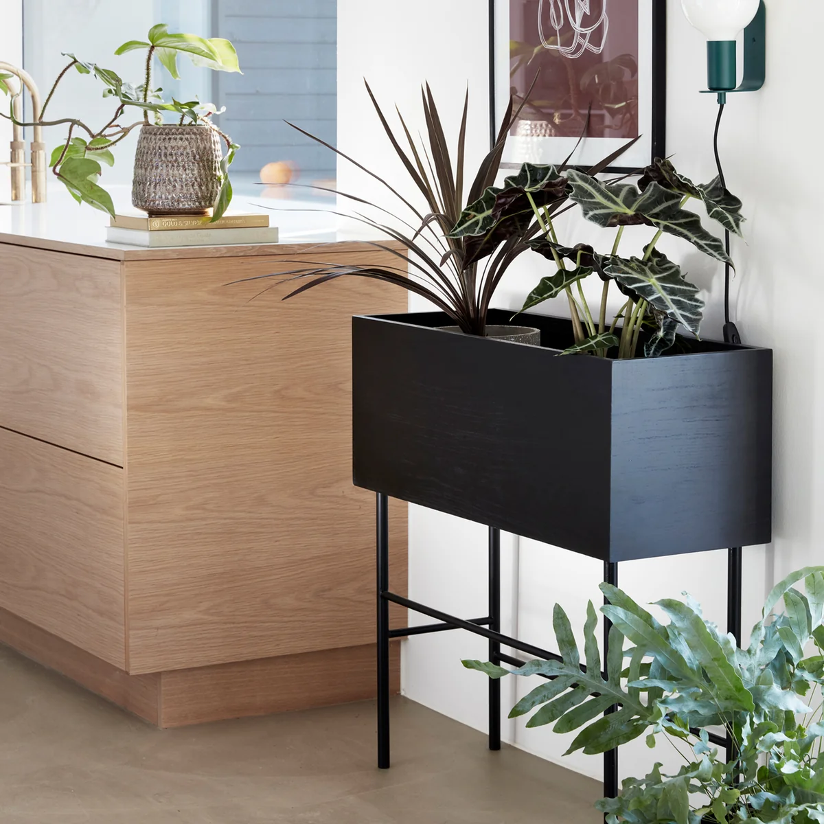 Hübsch Interior - Pflanzkasten mit Ablage, schwarz