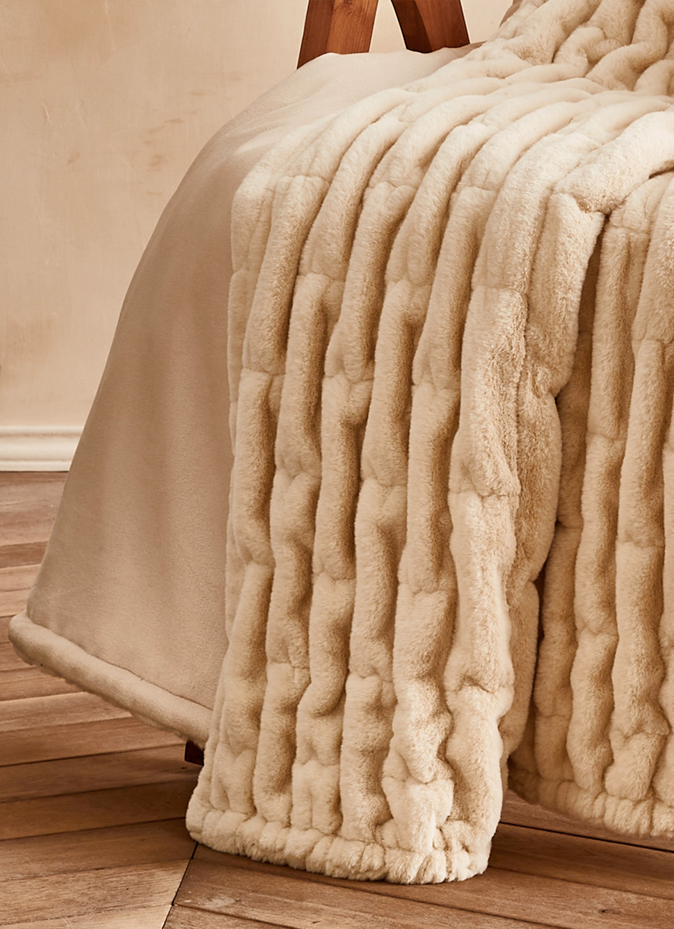 PLAID EN FAUSSE FOURRURE à RELIEF ECRU