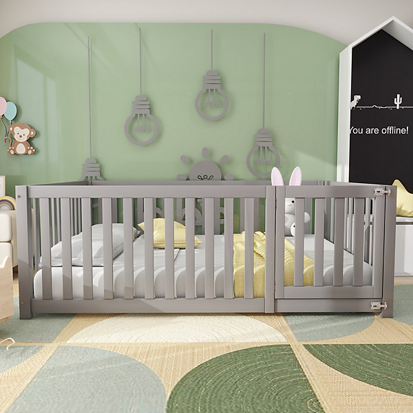 Lit 140x200 cm en bois massif de pin avec barrières 60 cm et petite porte, design bas au sol, gris