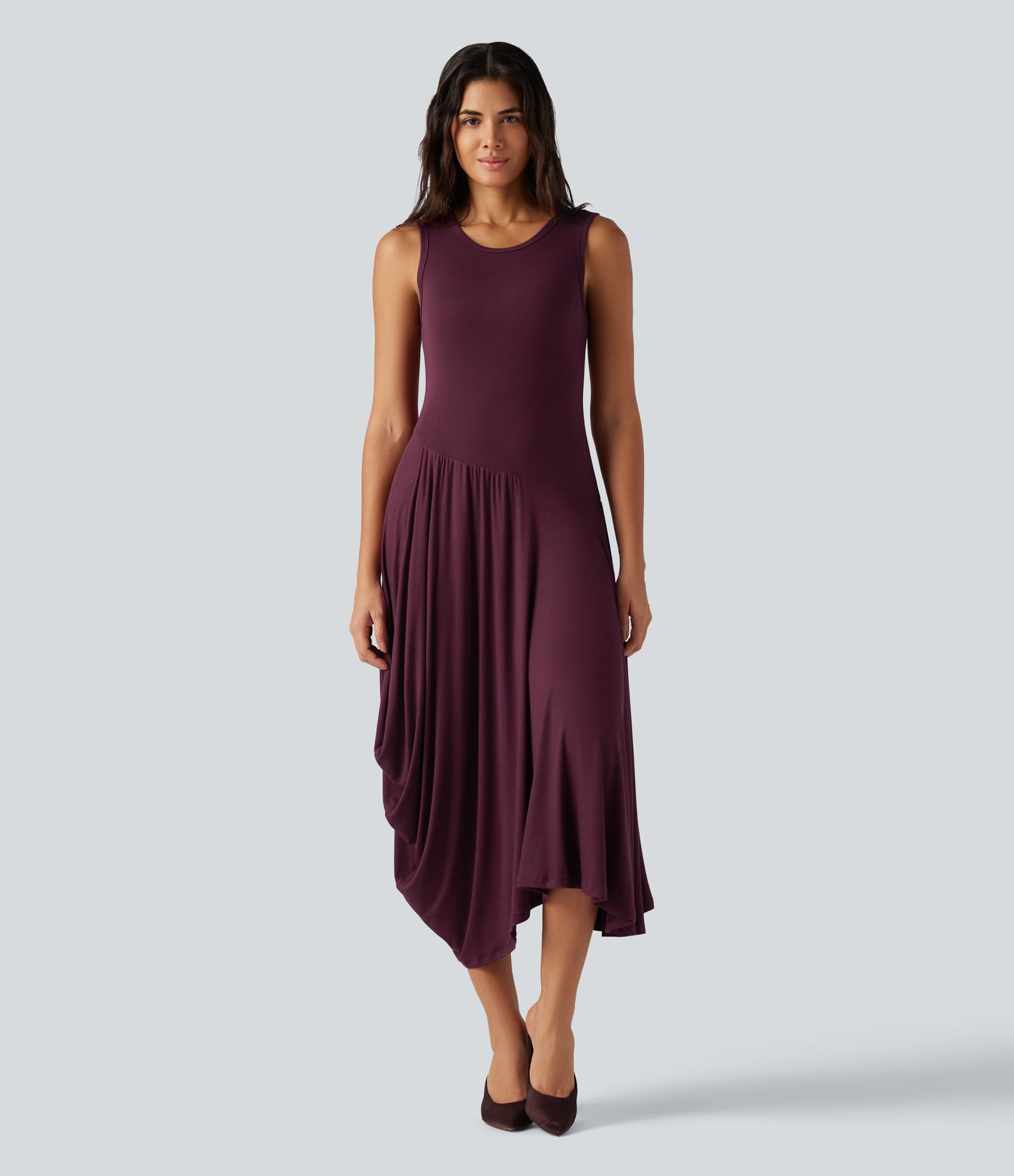 Robe midi fluide côtelée sans manches à encolure arrondie et design asymétrique