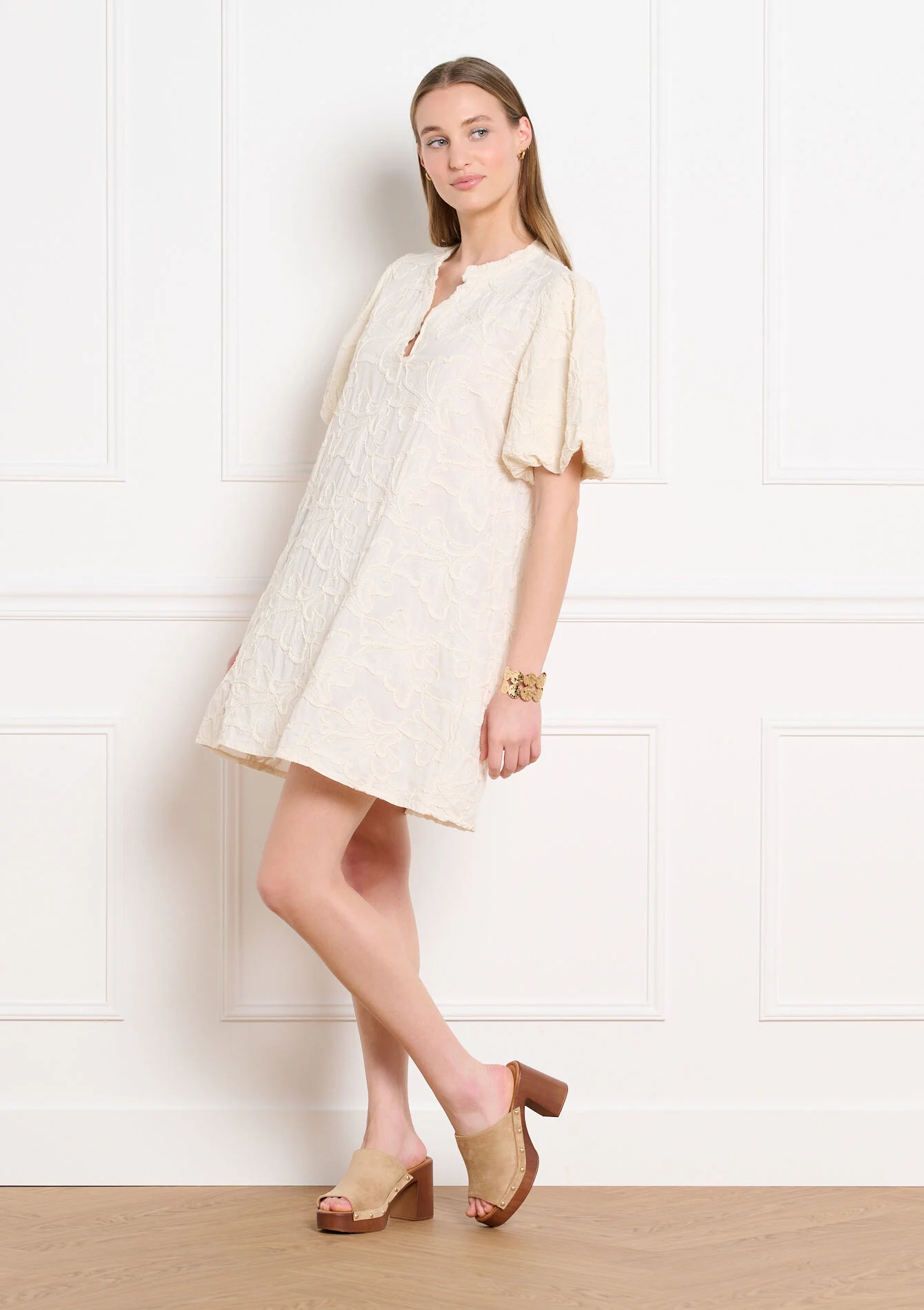 Korte geborduurde jurk