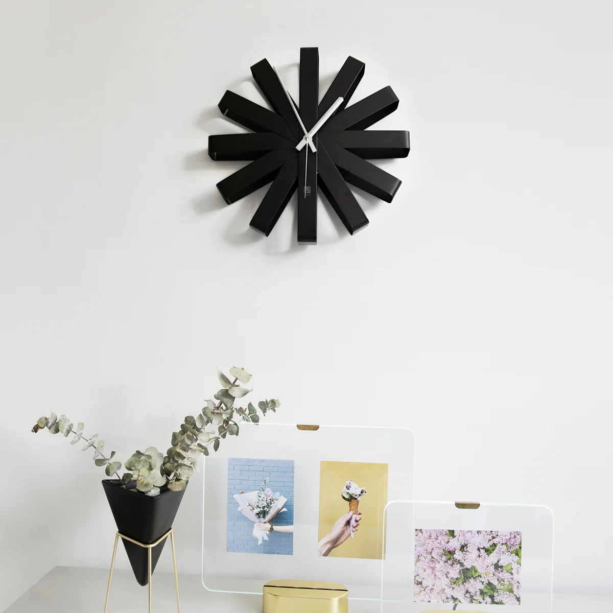 Umbra - Ribbon Wanduhr, schwarz
