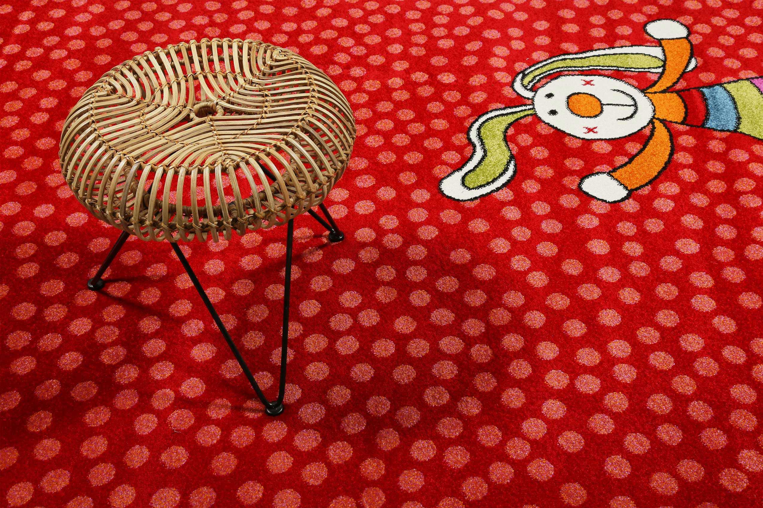 RAINBOW RABBIT - Tapis enfant motif lapin coloré sur fond pois rouge 80x150