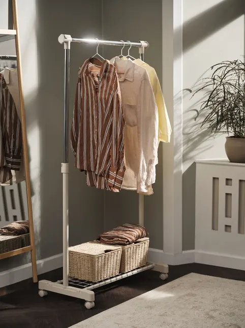 Tøjstativ GUDME B82-132 beige/krom