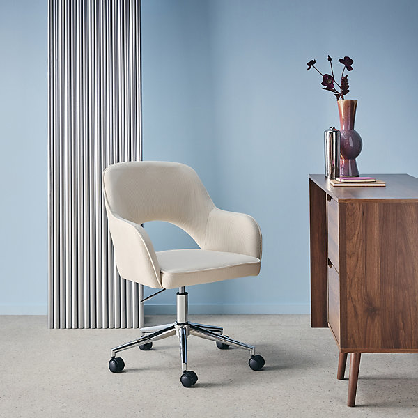 Chaise de bureau à roulettes velours côtelé blanc cassé piétement chromé. L 60 x P 62 x H 89 / 99cm