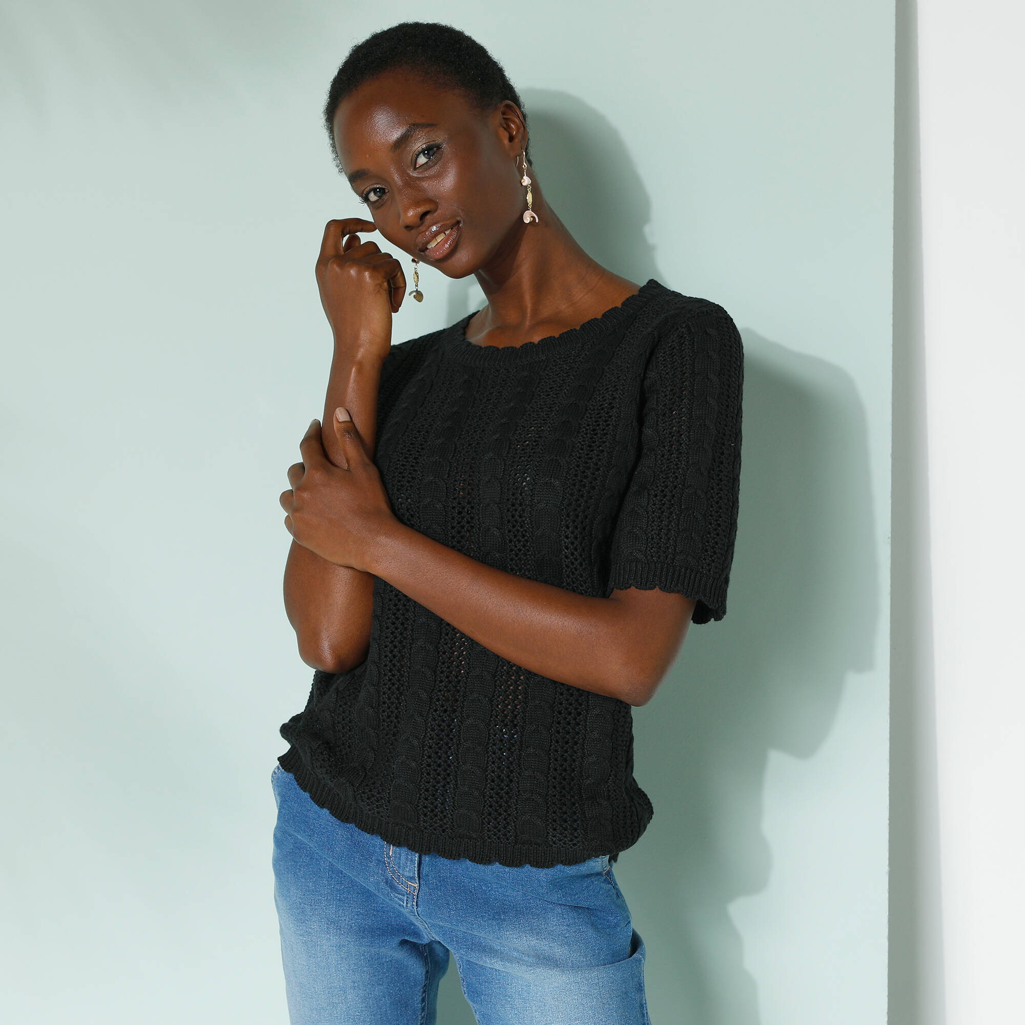 Pull festonné col rond manches coudes, maille ajourée fantaisie