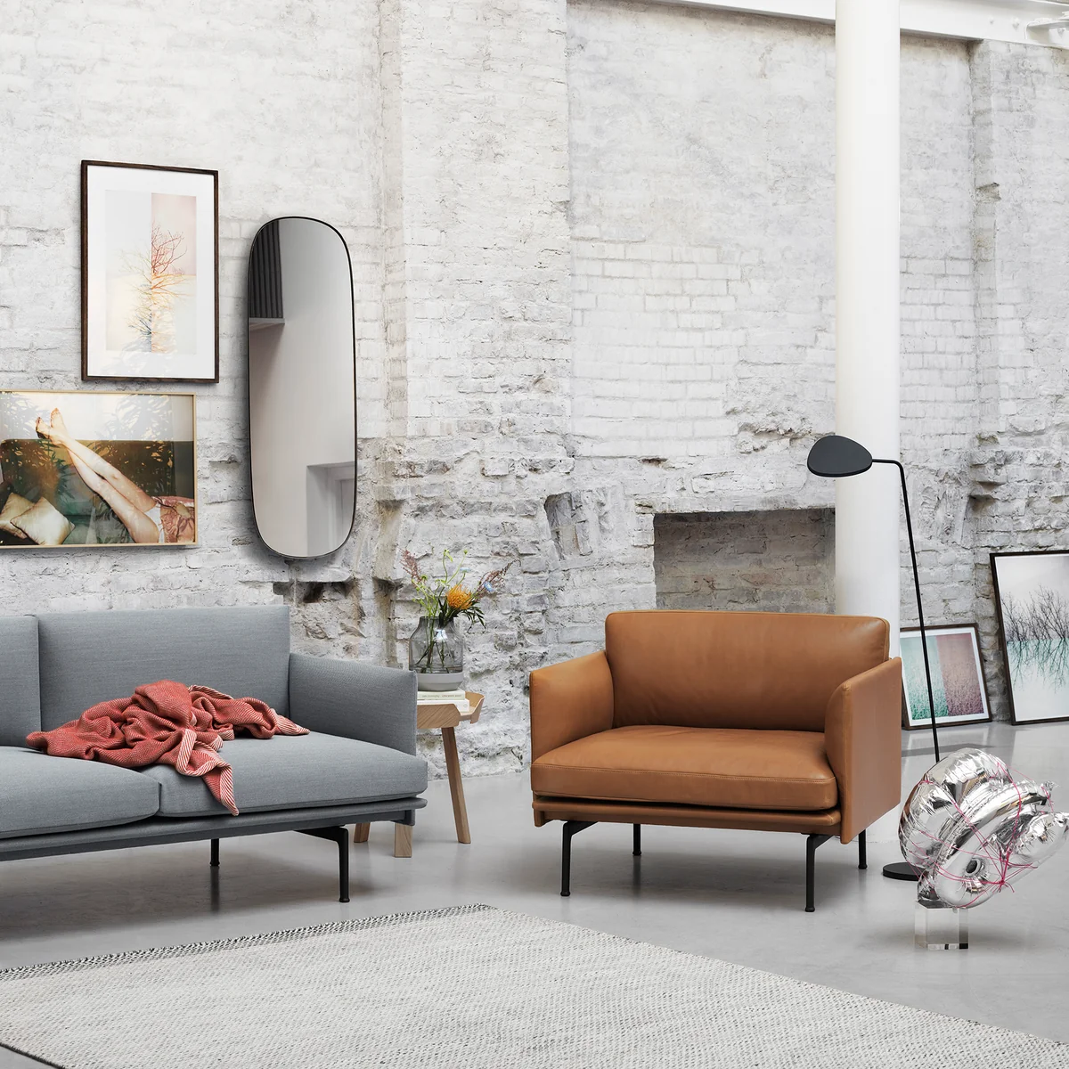 Muuto - Outline Sessel, Cognac silk leather / verkehrsschwarz (RAL 9017)