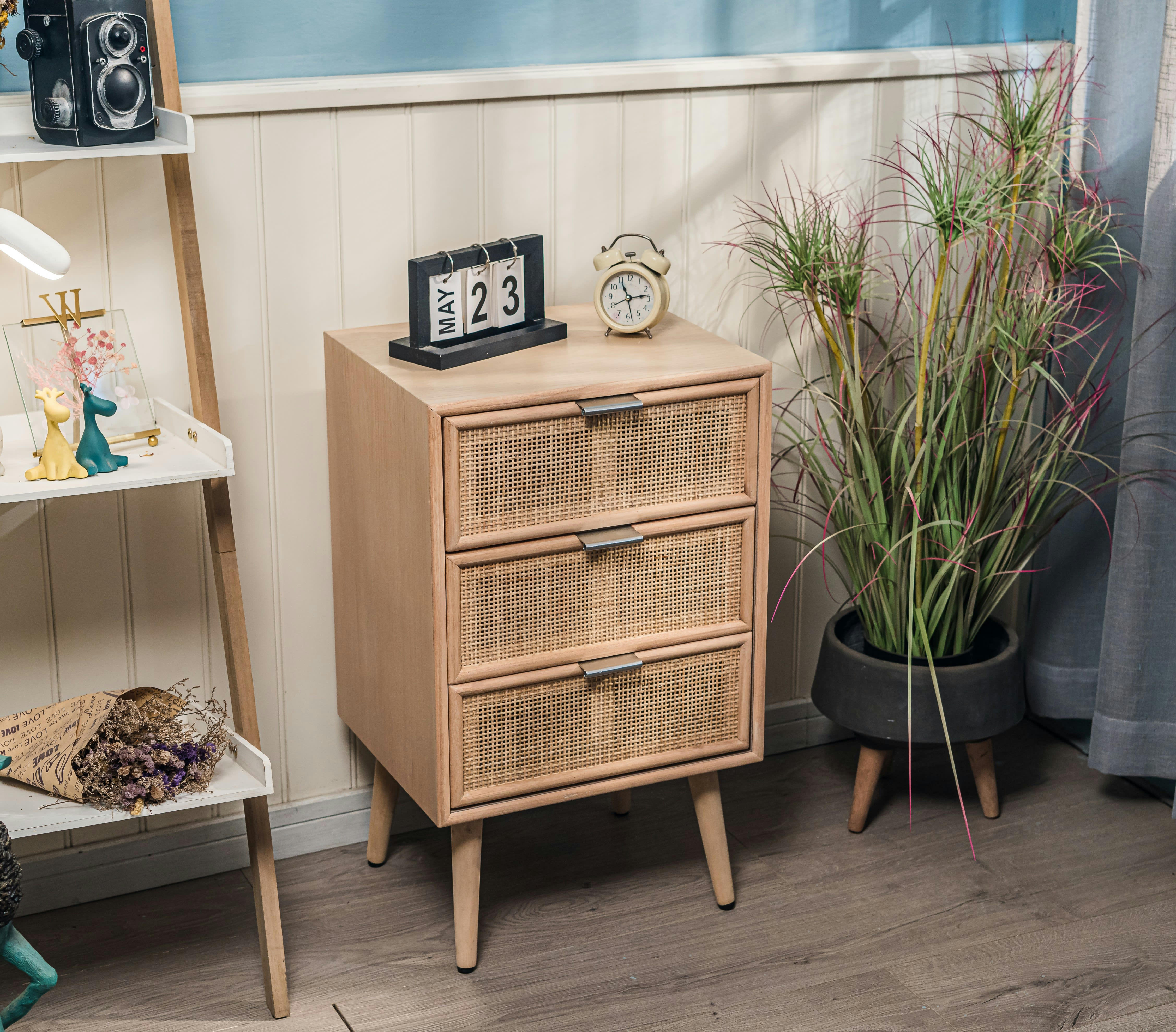 - Chiffonnier 3 tiroirs en bois et rotin naturel