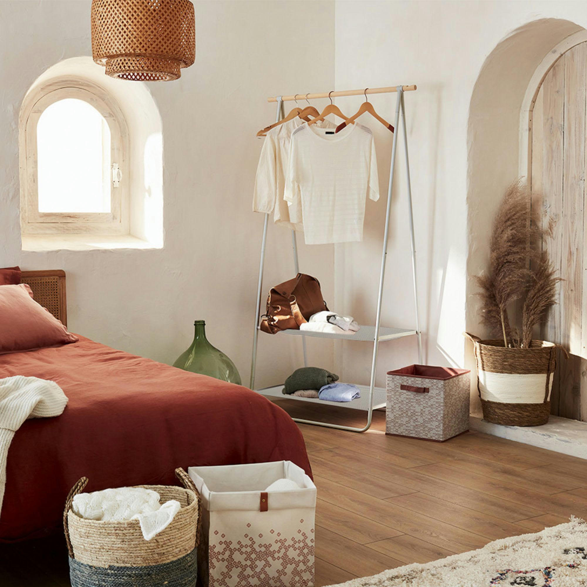 - Portant en bois, métal et textile taupe 55x95x171cm