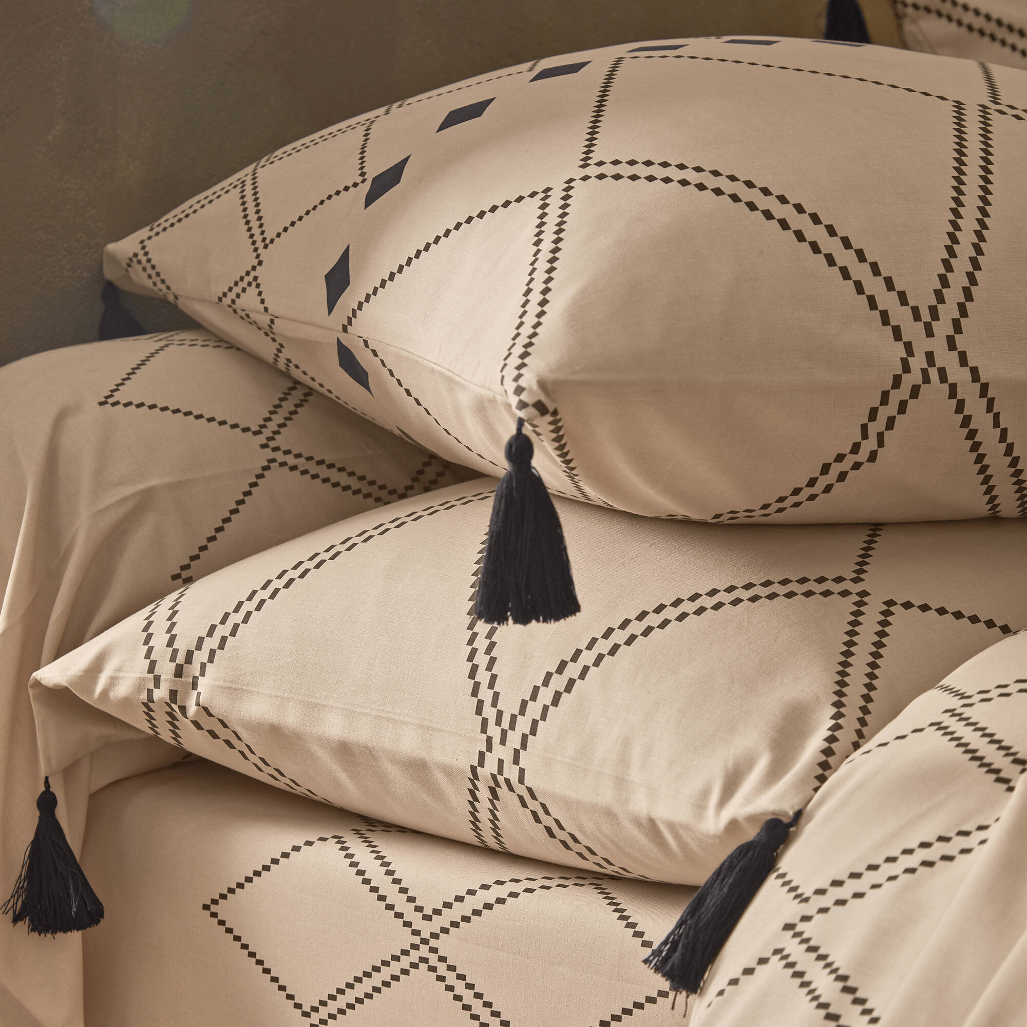 Linge de lit Massa&iuml; coton à motifs graphiques et finitions pompons
