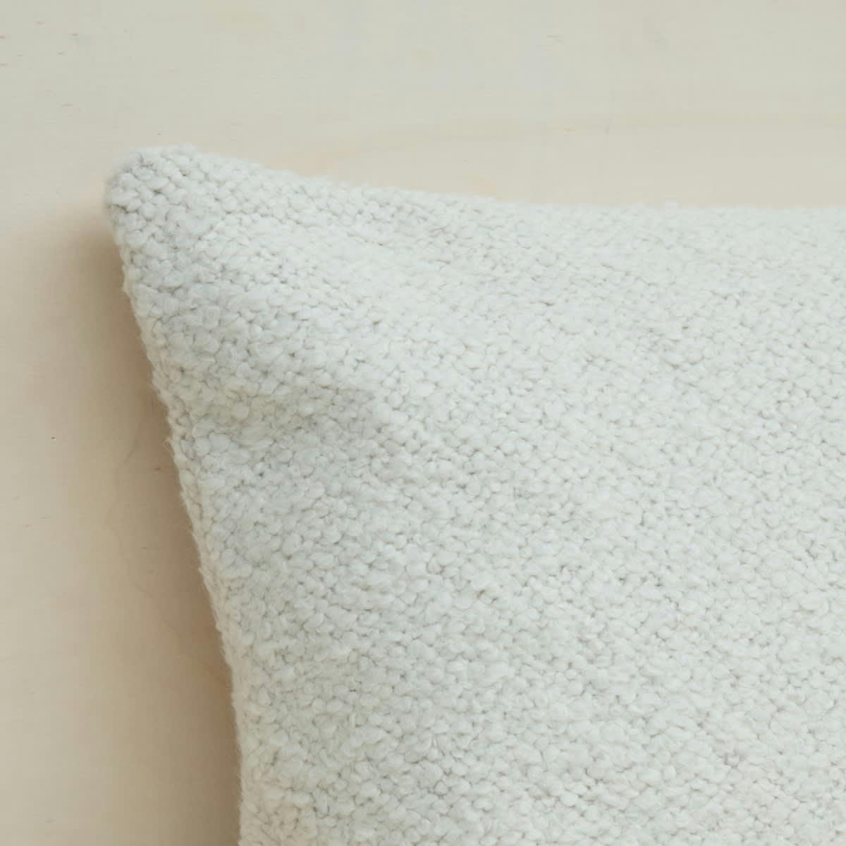 MAINTENANT - Coussin en bouclette crème 40x65