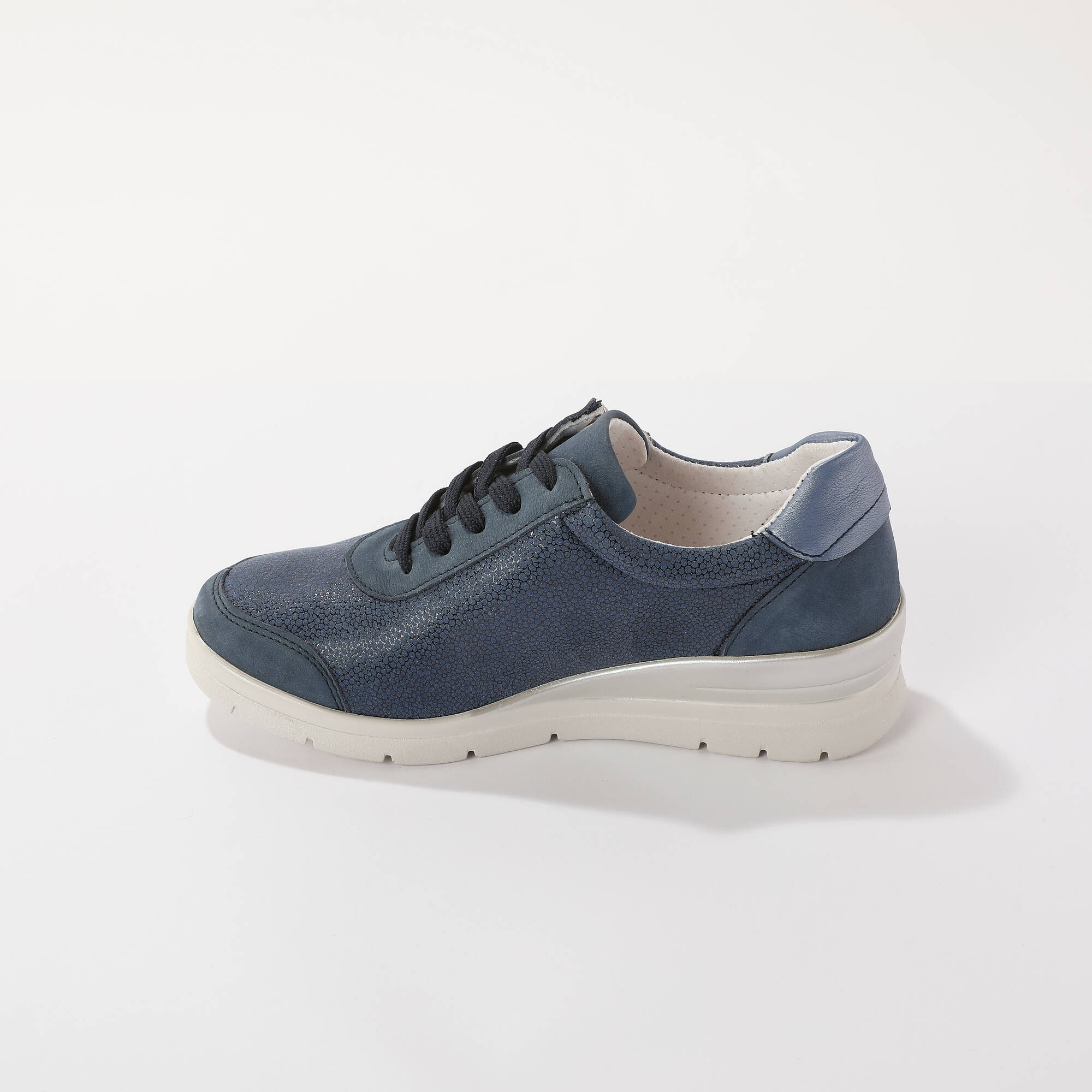 Baskets à lacets grande largeur, en cuir avec empiècements extensibles.