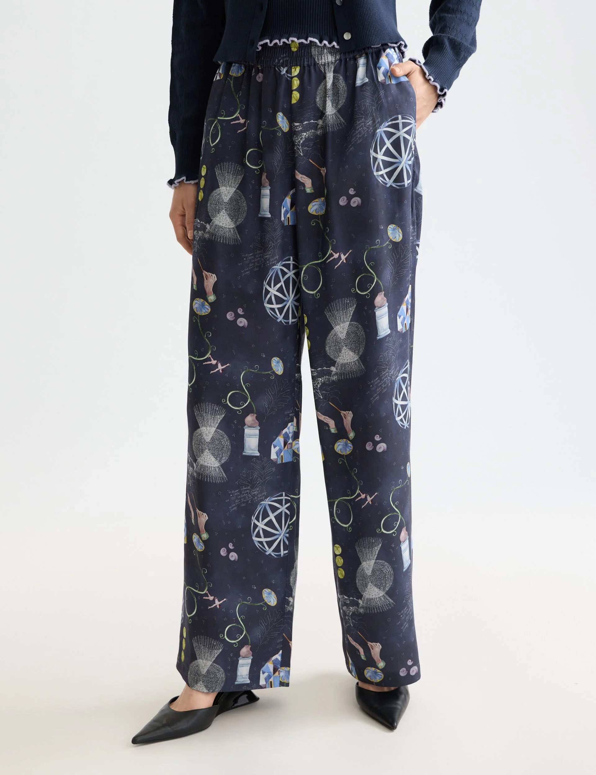Gia - Mid rise wide leg elasticated trousers in block print