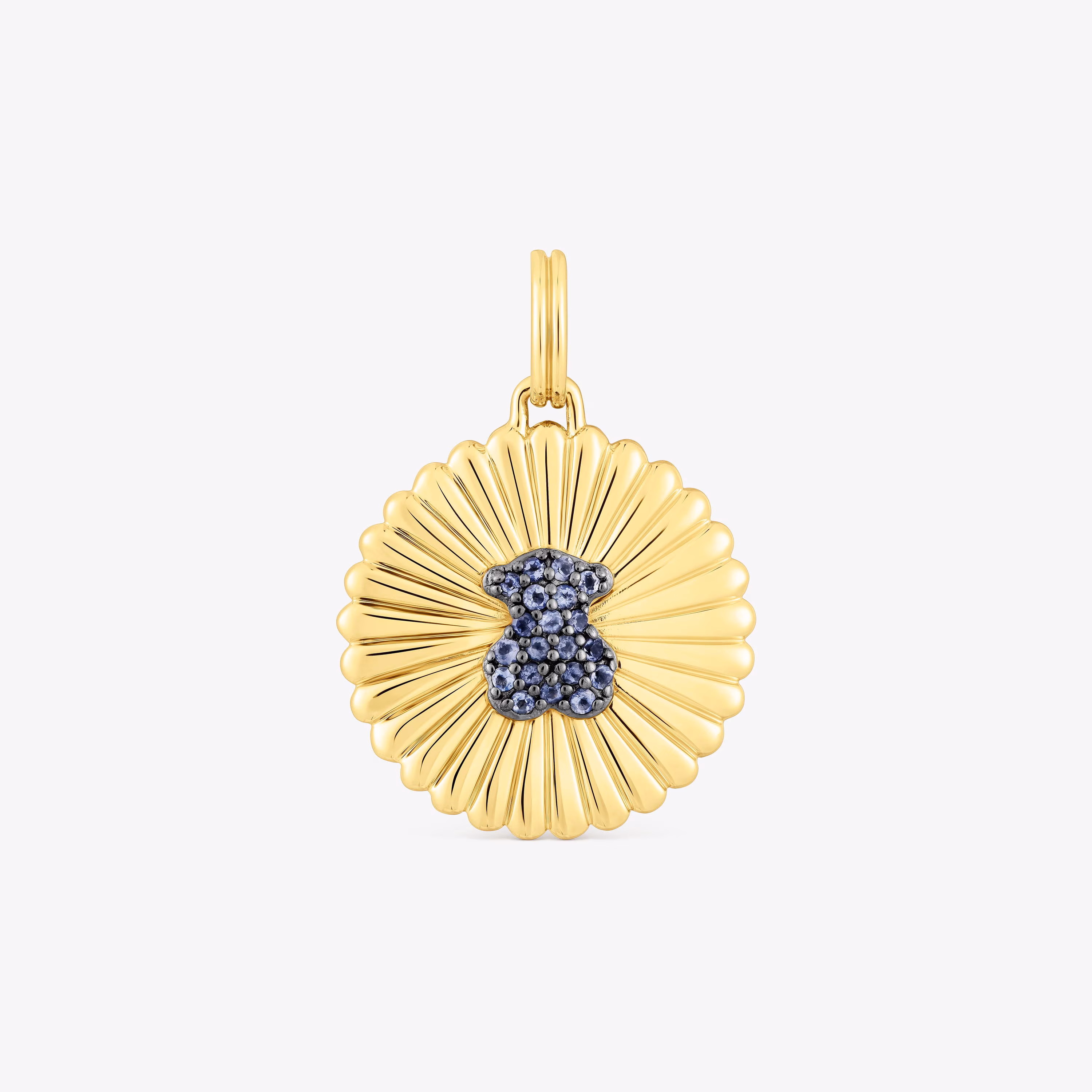 Medalla con baño de oro 18 kt sobre plata y oso con iolitas Iris Motif