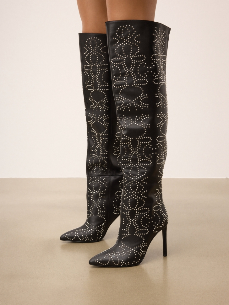 Rivet patterned leather musketeers