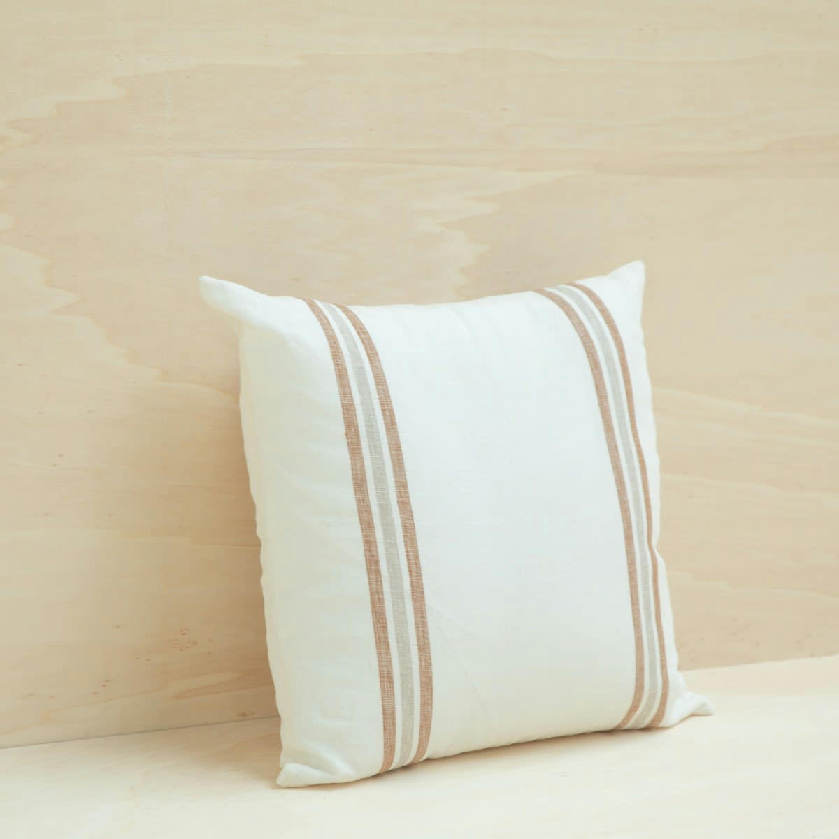 LA CABANE - Coussin en lin lavé rayé beige/blanc 45x45