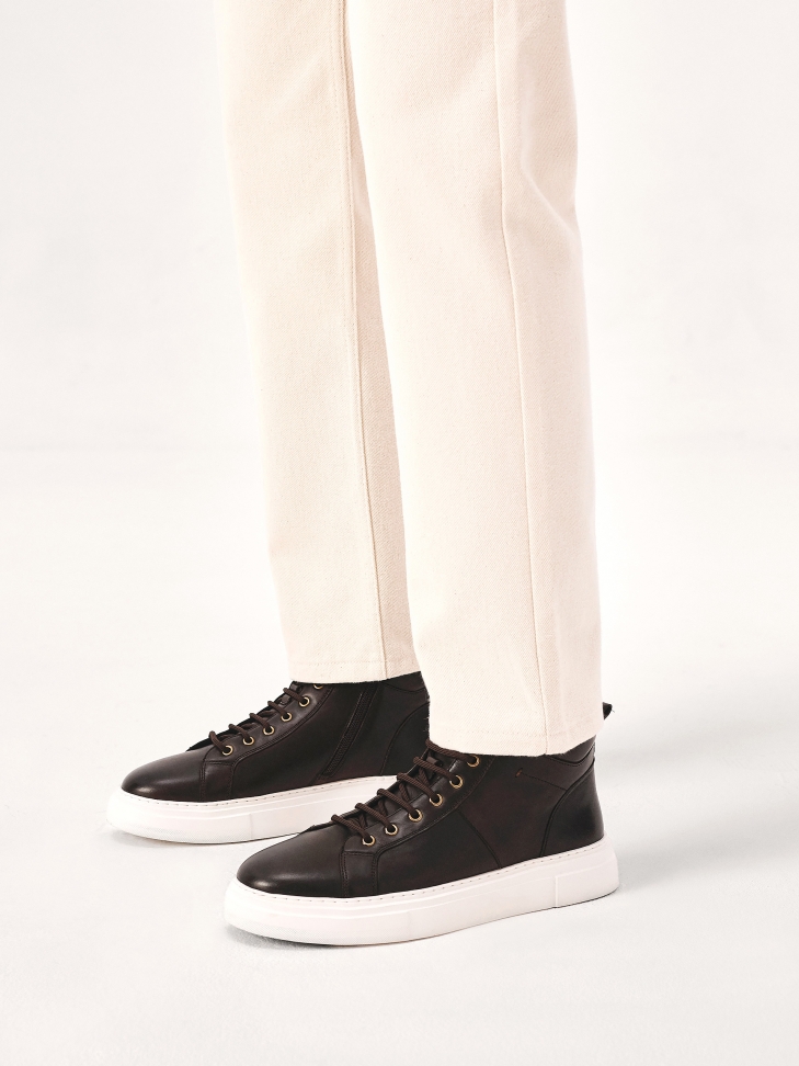 Lace-up brown sneakers with contrasting sole