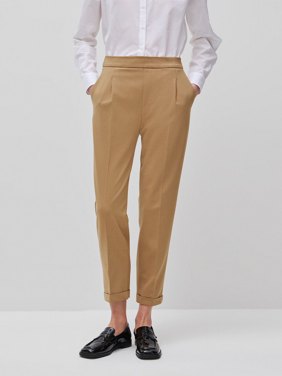 Regular fit trousers with crease