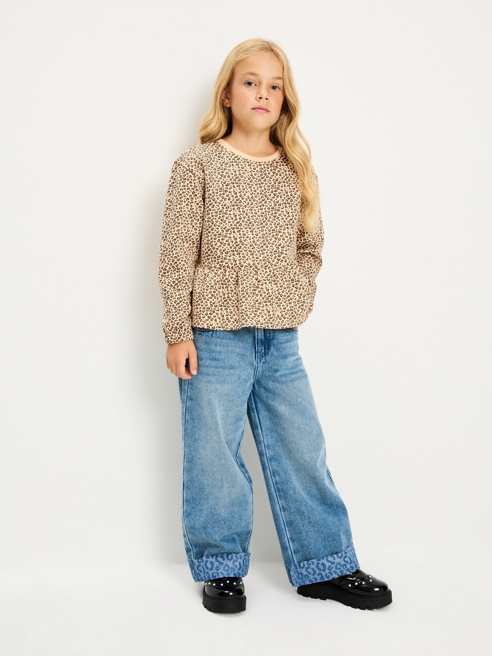 Jeansy wide leg z podwijaną nogawką