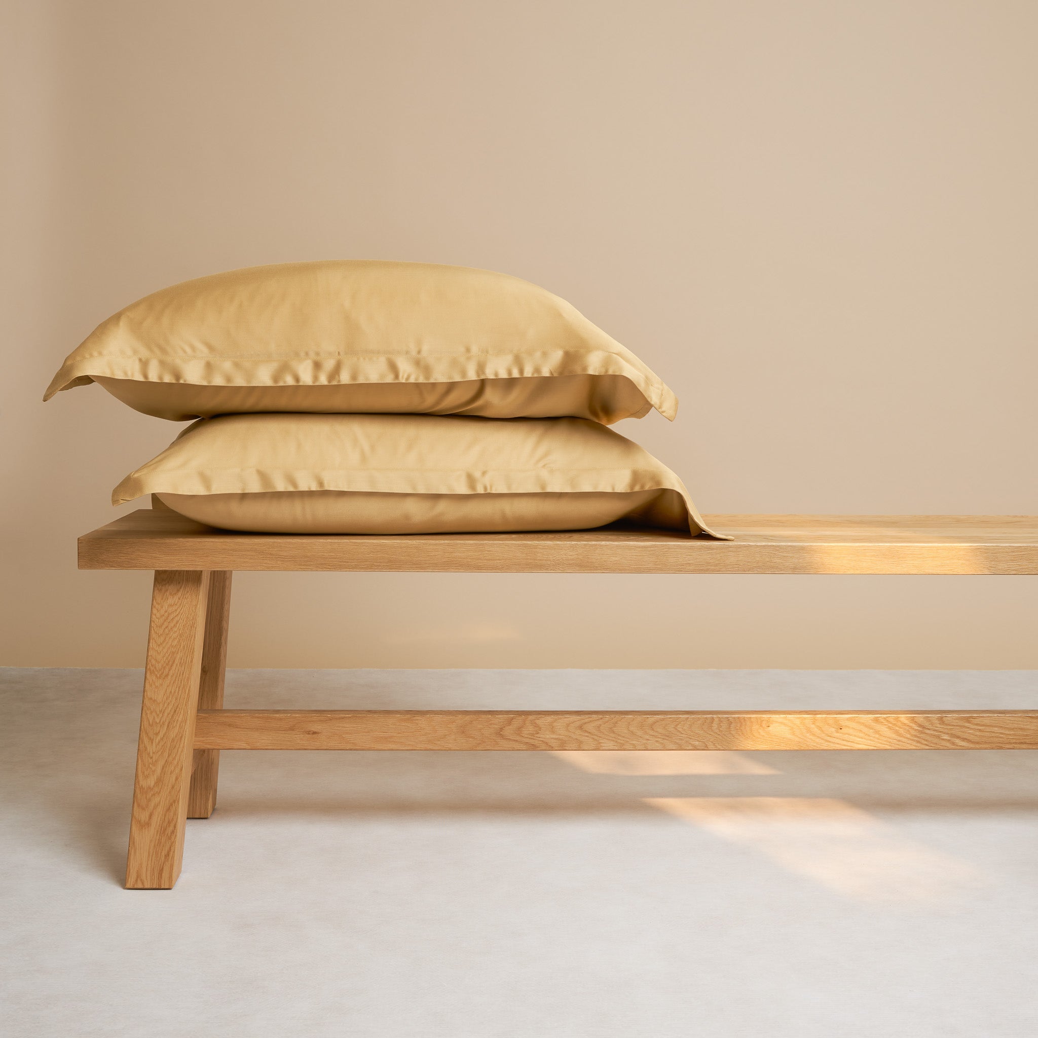 Coco & Cici - Bamboe Kussensloop 80 x 40 cm - Kussenhoes - Okergeel - 100% Eco Bamboe - Volant 2 cm - 1 stuk