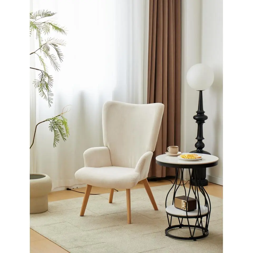 Fauteuil van massief hout en beige fluweel