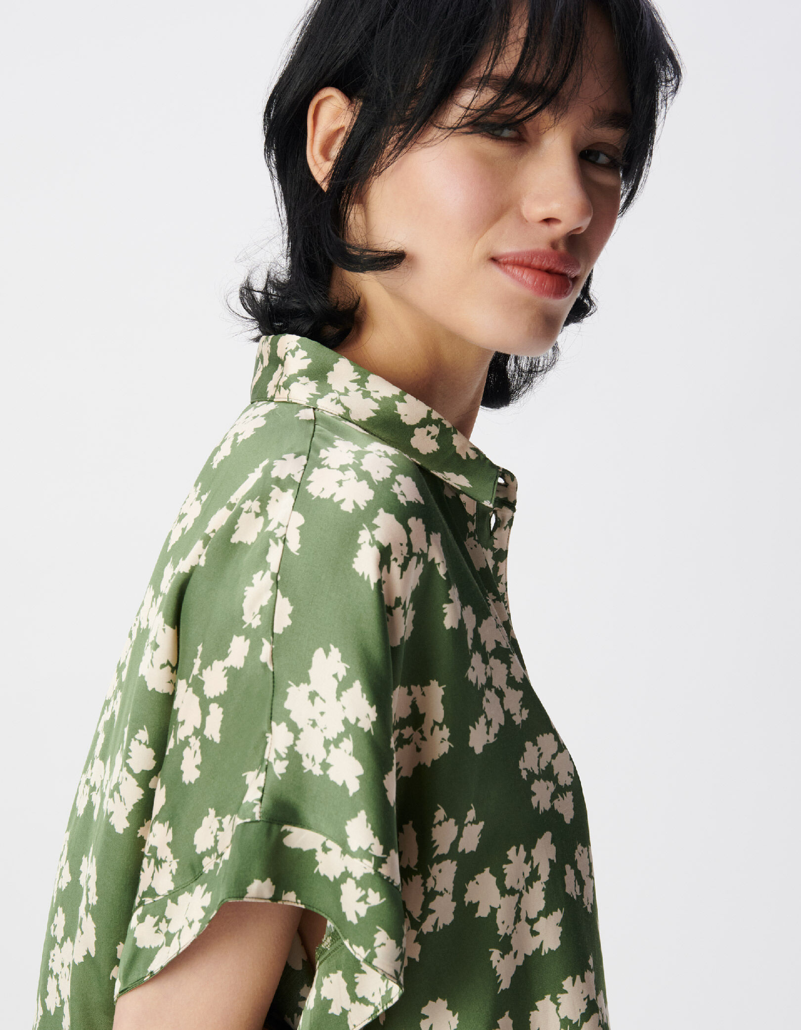 Chemise manches courtes vert satiné imprimé feuilles Femme
