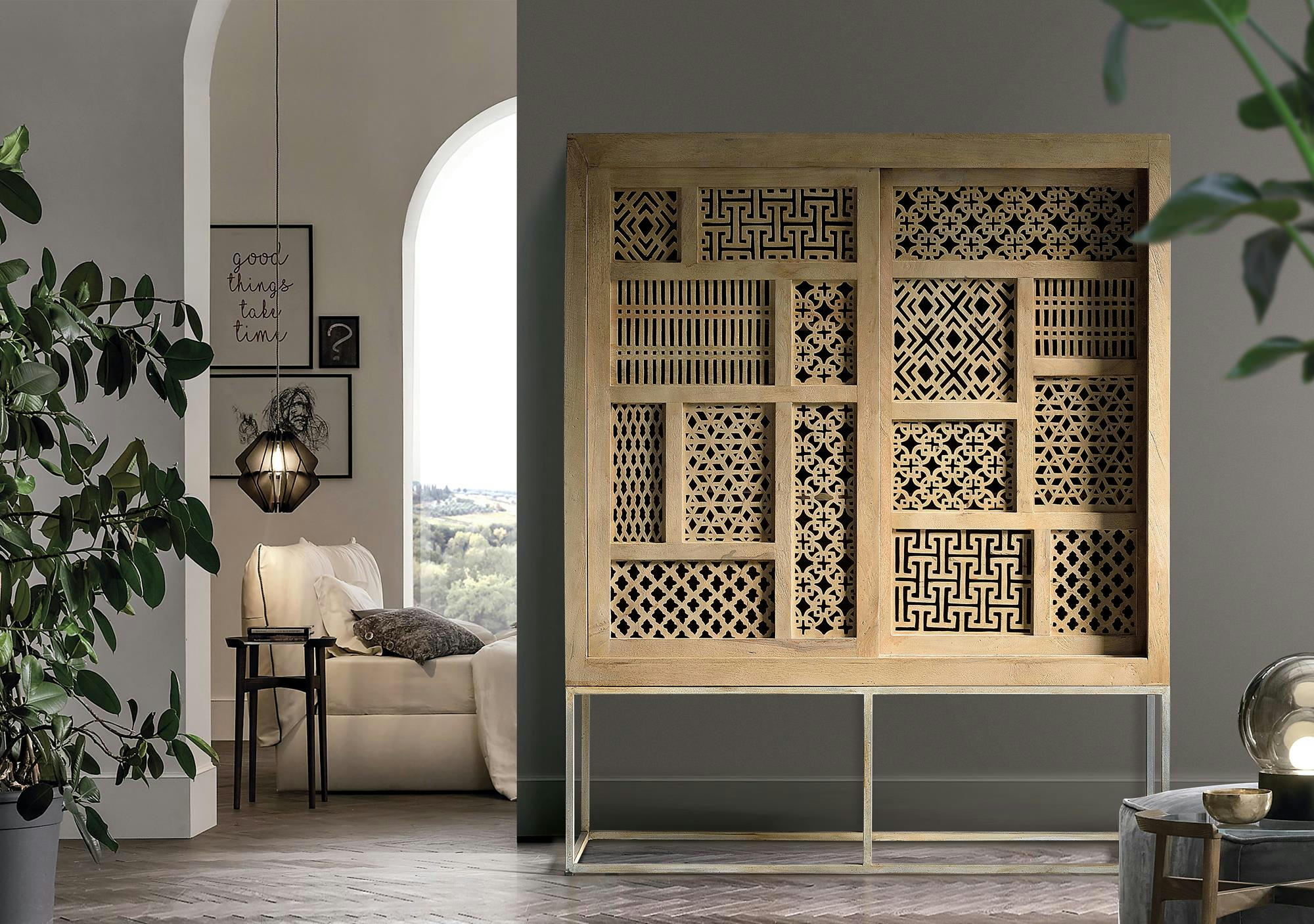 STYLE - Vitrine en bois de teck et pieds en métal de couleur naturelle