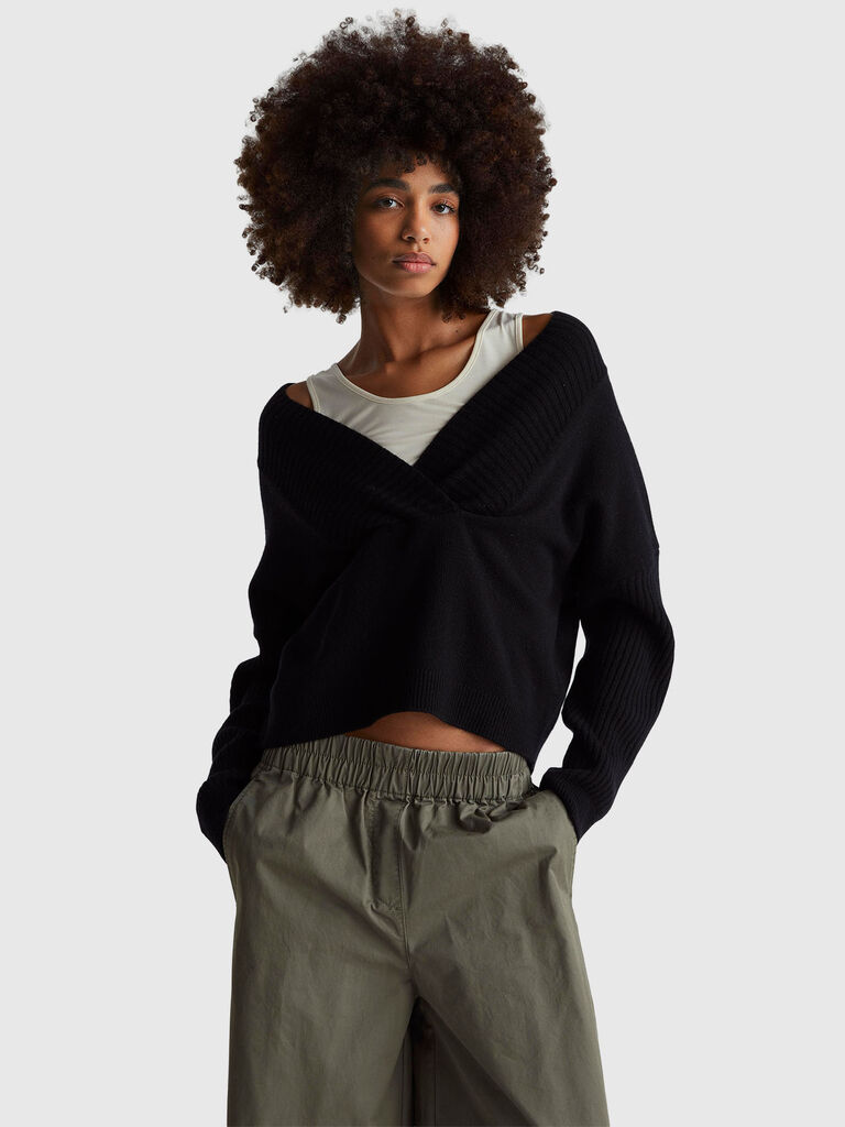Boxy fit sweater with V-neck