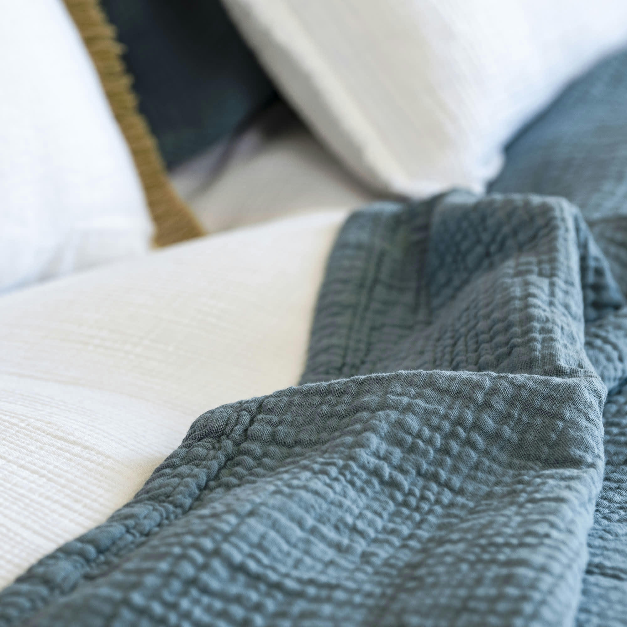 SAINT TROPEZ - Plaid en gaze de coton bleu fumé 180X220 CM