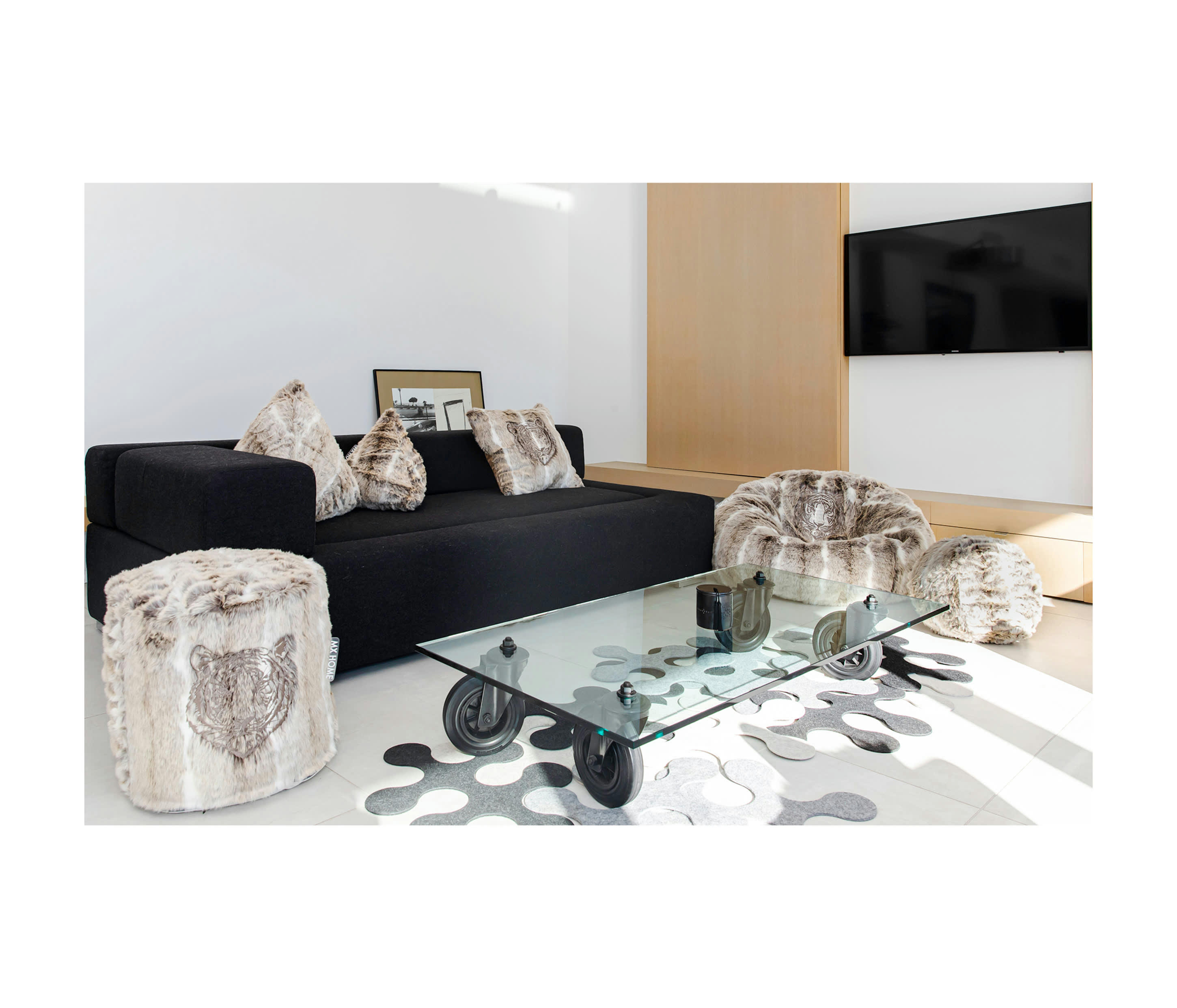 - Pouf en fausse fourrure brodé marron clair