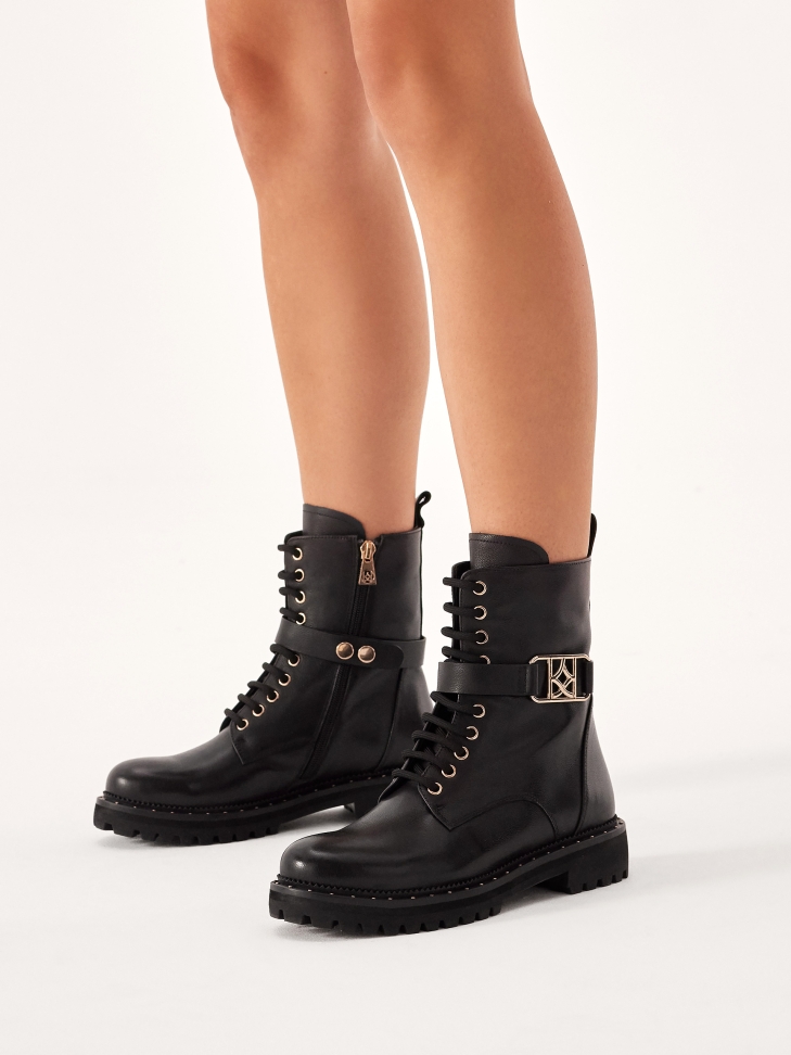 Classic boots with detachable strap