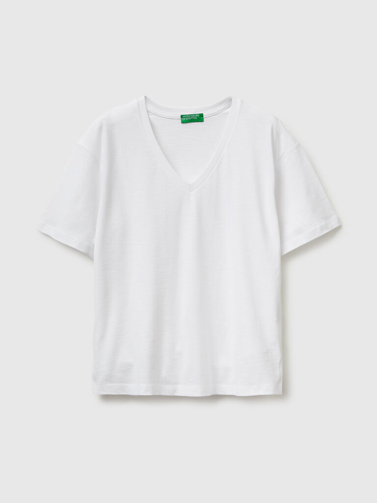 V-neck t-shirt in lightweight cotton