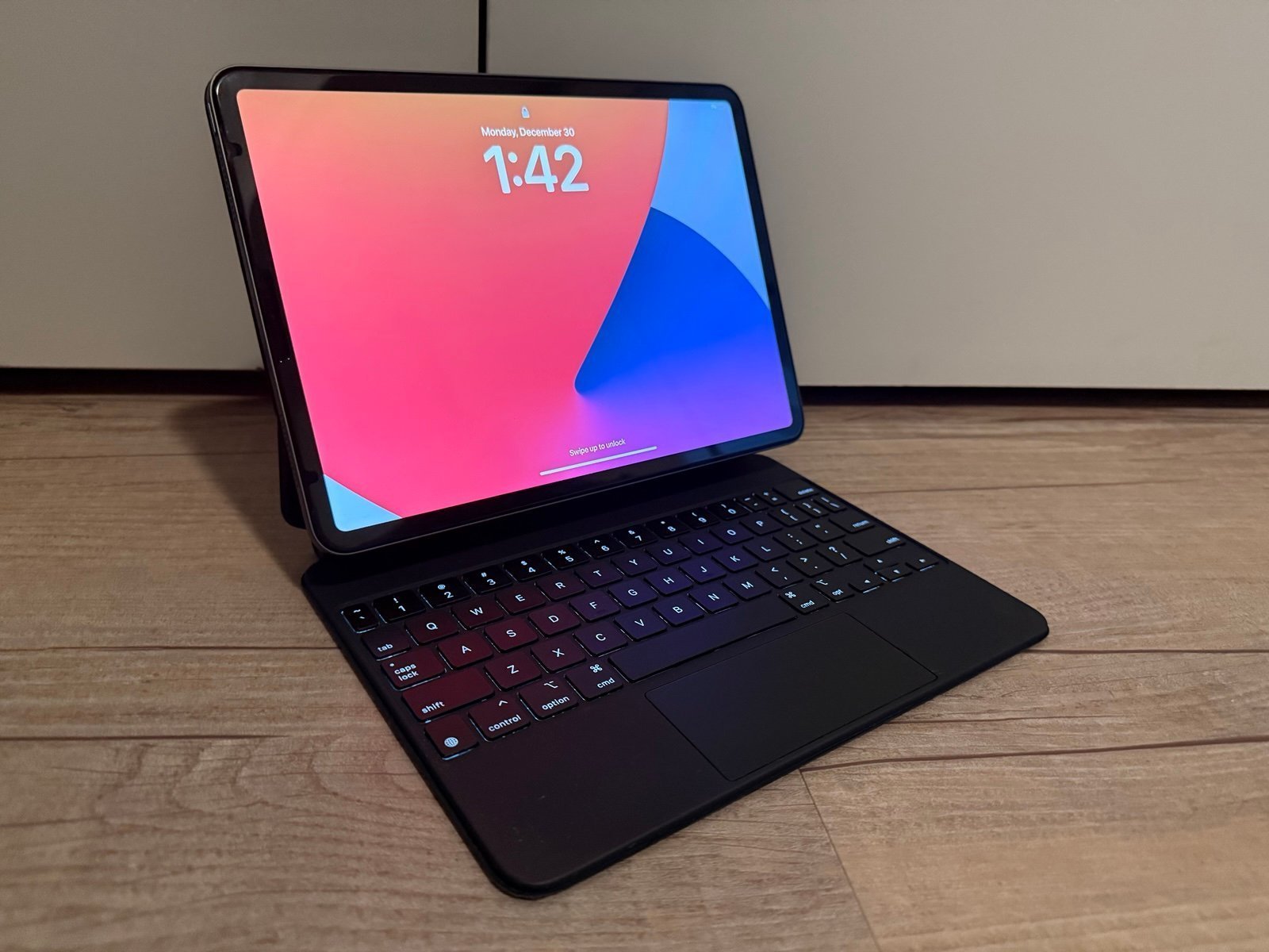 iPad Pro 11” inch 512GB like new with magic keyboard with Apple Pencil MTXT2LL/A