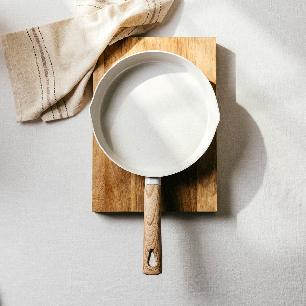 Patelnia LOREBURN z powłoką ceramiczną śmietankowa 24 cm