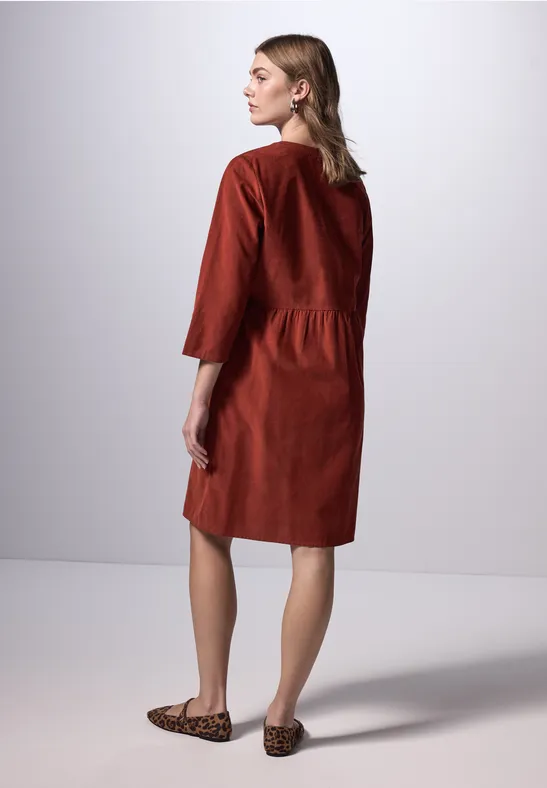 Cordkleid mit Volant