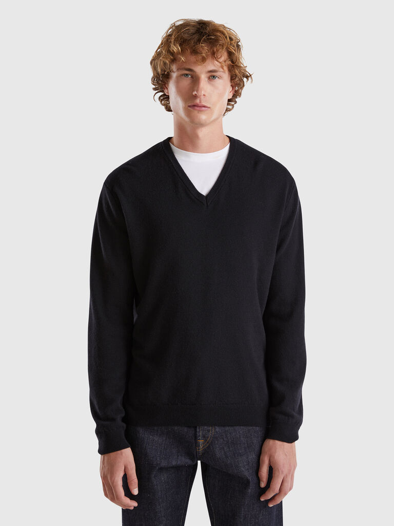 Black V-neck sweater in pure Merino wool