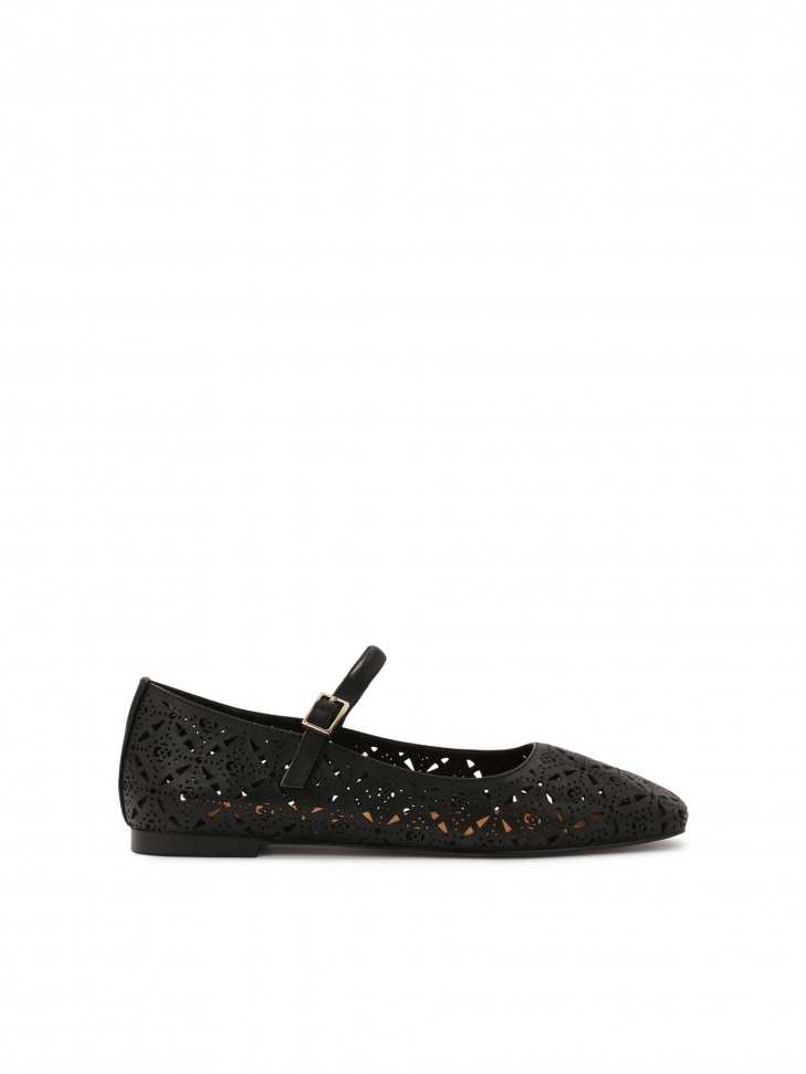 Flat sole pumps with openwork embellishment